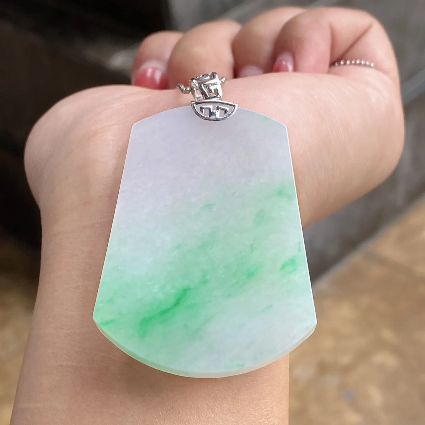 冰糯种飘绿无事牌吊坠 尺寸59.2-33.4-5.5毫米