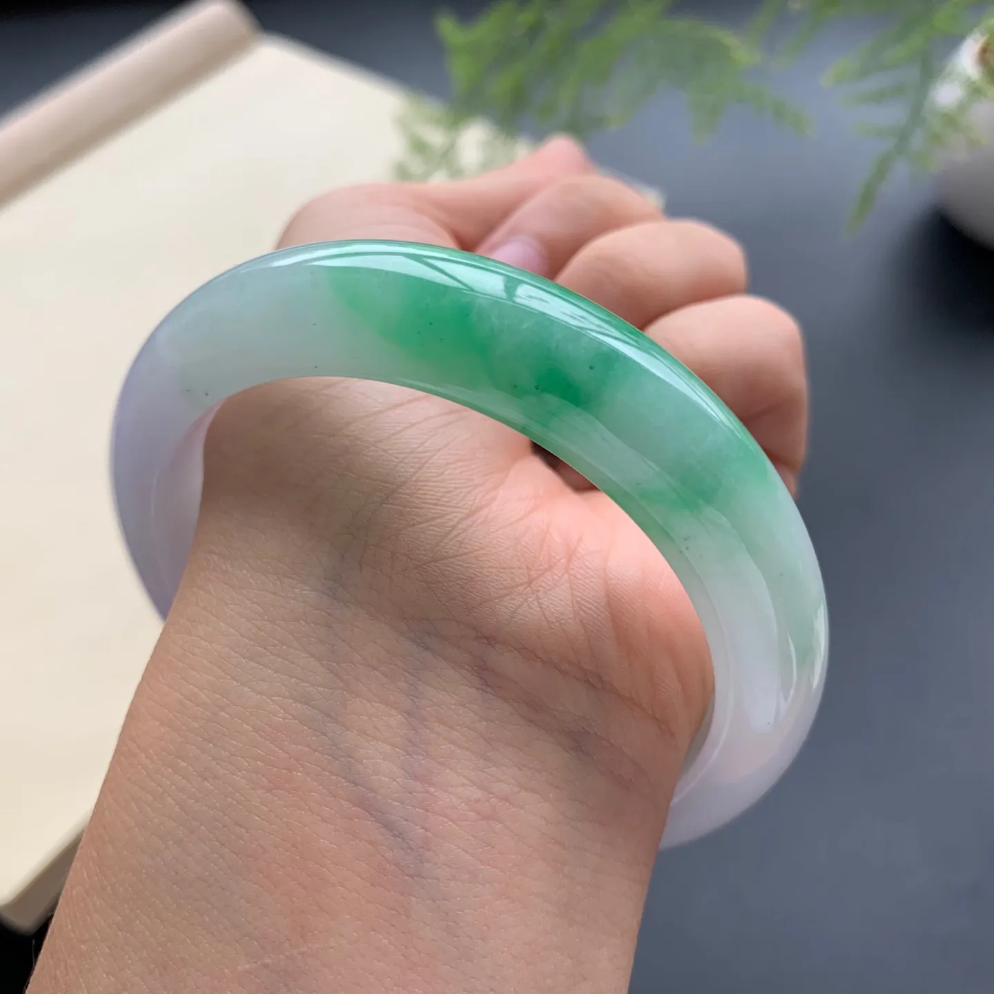 57.3圈口飘绿正圈手镯 尺寸：57.3-12.5-8.6，无纹裂，细腻光滑，色泽靓丽