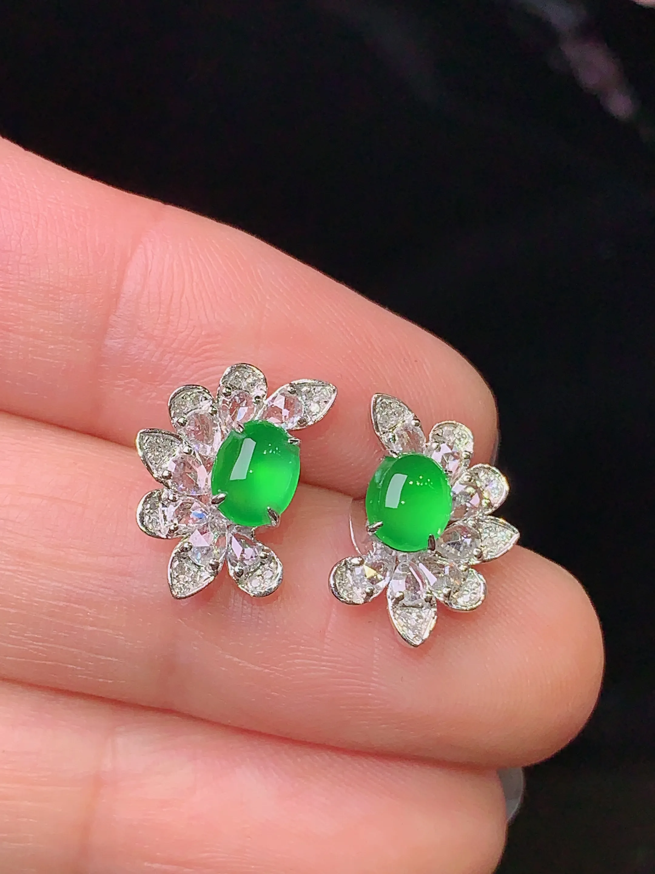 18k金钻镶嵌满绿蛋面耳钉 玉质细腻 色泽清新艳丽 整体尺寸14.2*9.5*6