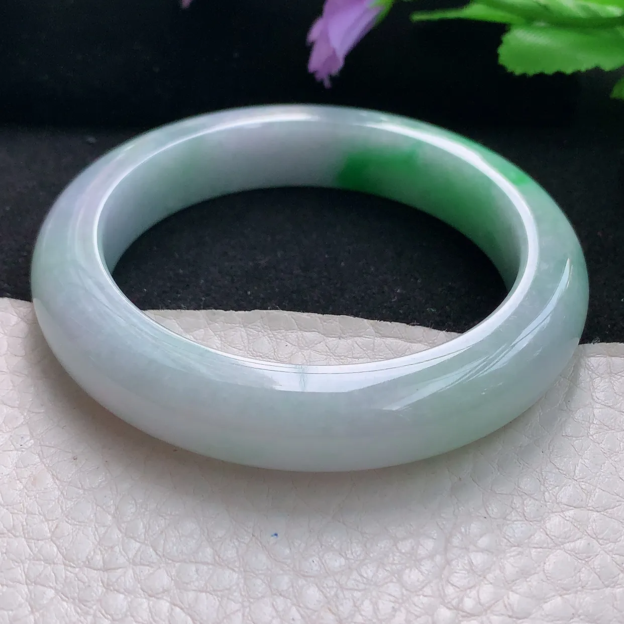 js自然光53.5*11.4*9.2平安镯 天然缅甸翡翠手镯白底青飘阳绿正圈宽边镯子