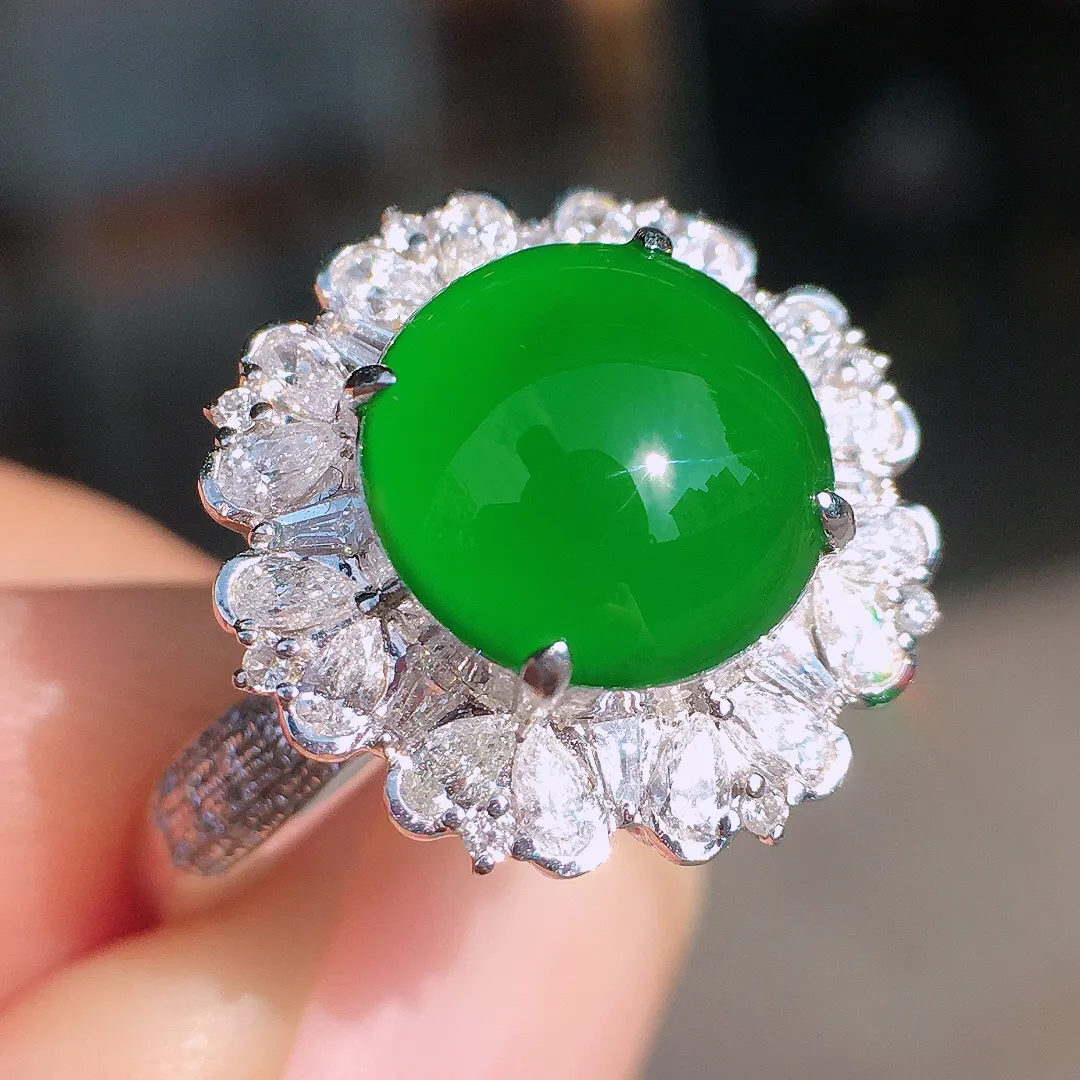 满绿蛋面戒指，色泽均匀浓郁，玉质细腻，荧光感超
强，饱满圆润，尽显优雅气质，18k
金豪华镶嵌