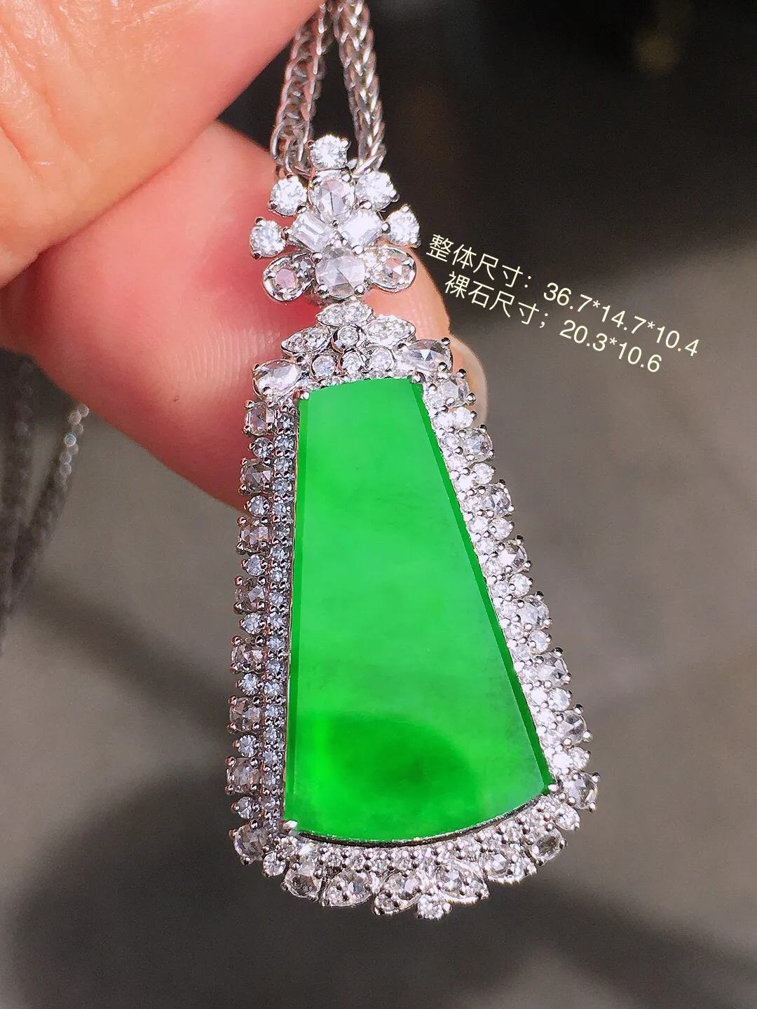 阳绿无事牌吊坠，色泽均匀艳丽，玉质细腻，荧光感超
强，饱满圆润，尽显优雅气质，18k
金豪华镶嵌