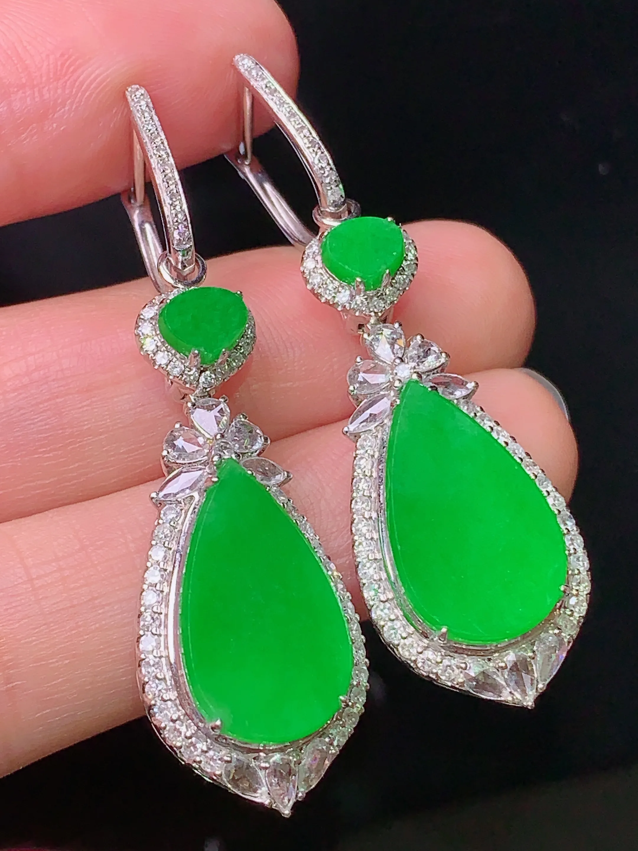 18k金钻镶嵌满绿水滴耳坠吊坠两用款 玉质细腻 色泽清新艳丽 整体尺寸47*14*8.5