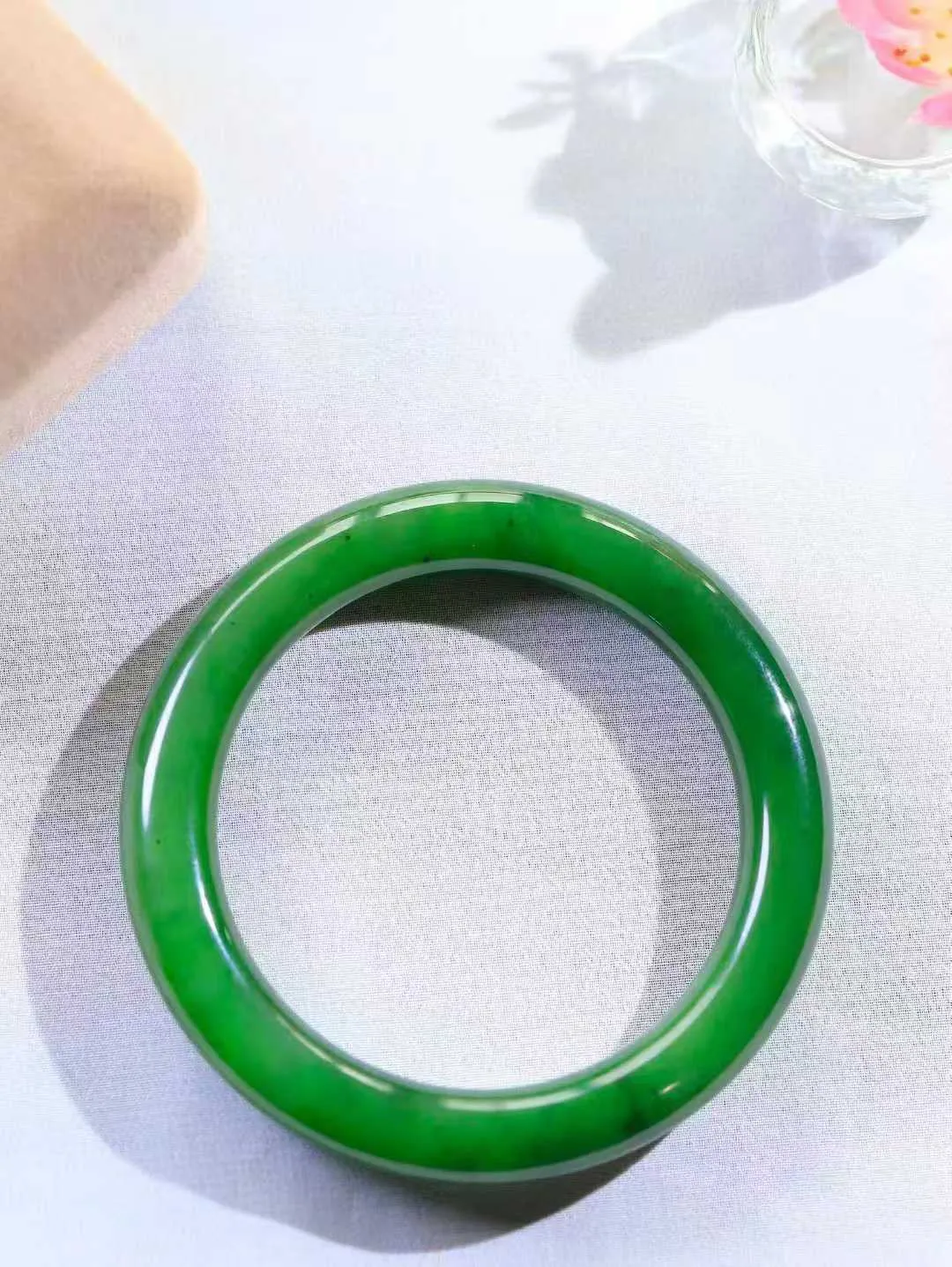 【碧波流转·手镯】

精品和田玉碧玉圆条手镯，玉质细腻温润，手感舒适，️线条流畅，简约大气，美自天成，佩戴于腕间，婉约之美，举手投足间透出那份低调奢华，醉人心扉。
重74.3克 内径圈口62.5mm尺寸11.6-11.7mm  FDA-131032408