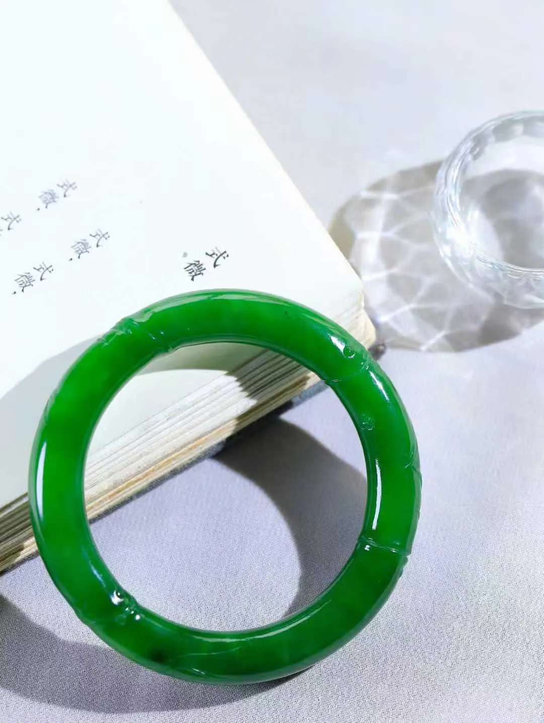 【节节高升.手镯】

精品和田玉碧玉圆条竹手镯，玉质温润细腻，苏工精雕竹节，竹子品德高尚，生而有节，象征气节正直、不屈不俗。竹叶纤秀俊逸，舒展自如，迎风摇曳，柔美清逸，清新典雅。️整器画面空灵简洁佩于胸前，寓意祝福，高风亮节，步步高升。
内径53.5mm尺寸9.8-10mm重47.5克 991032400A