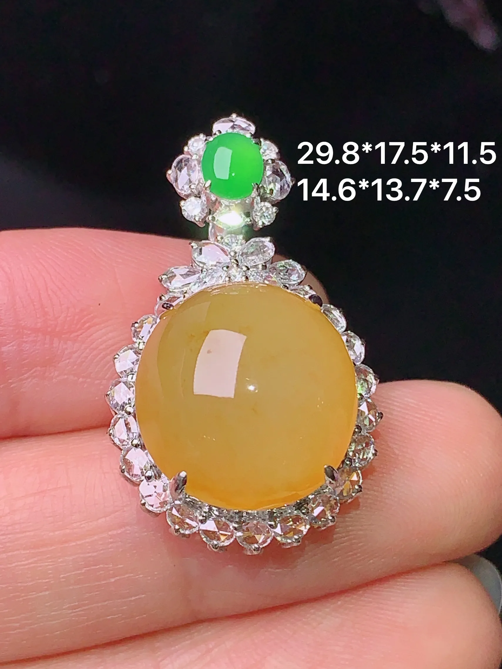 18k金钻镶嵌黄翡蛋面吊坠 玉质细腻 色泽清新艳丽 整体尺寸29.8*17.5*11.5