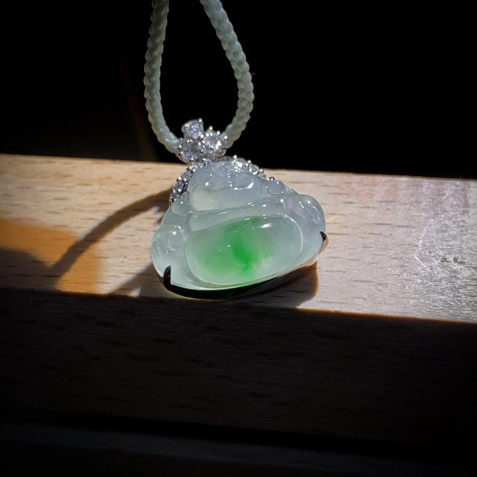 绿花弥勒佛迷你小佛，
裸石 16.2-12.8-4.5mm，
整体16.2-19.6-7mm，
18K金，南非钻，