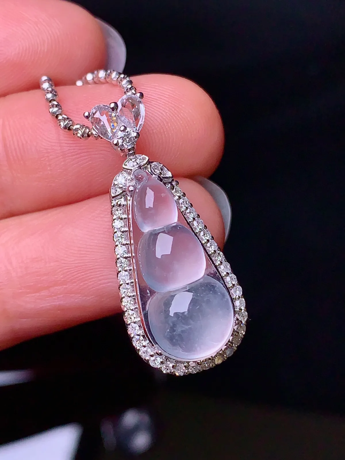 18k金钻镶嵌玻璃种四季豆吊坠 玉质细腻 色泽艳丽 整体尺寸28*12.1*10