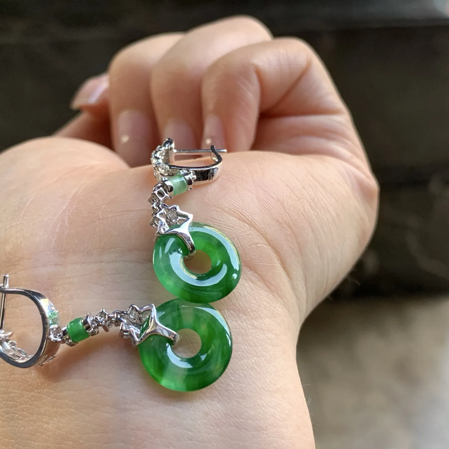 金钻镶嵌辣绿色耳坠^_^颜色鲜艳 浓郁