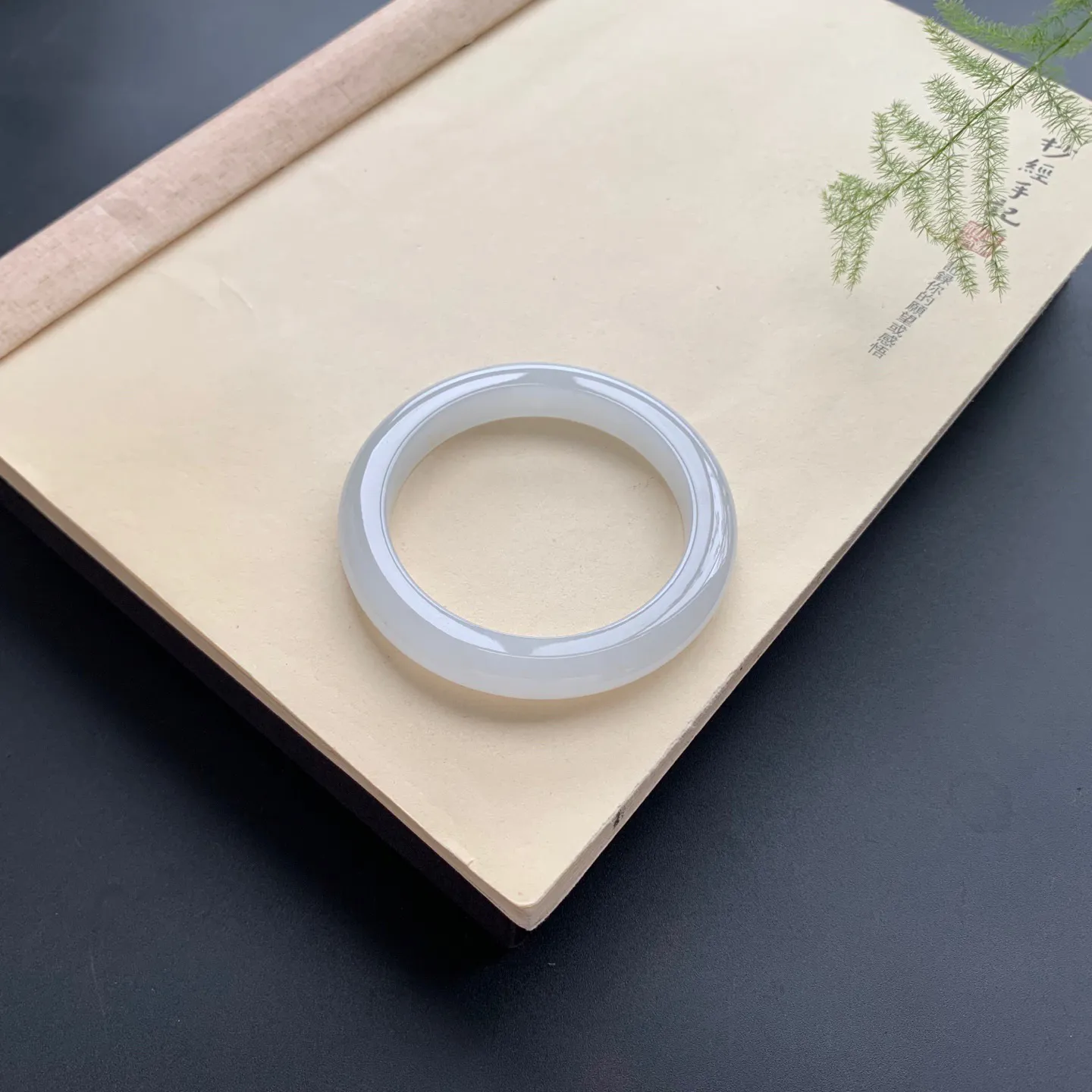 55.8圈口白冰正圈手镯 尺寸：55.8-9.8-9.5，无纹裂，水润起胶，白净光滑