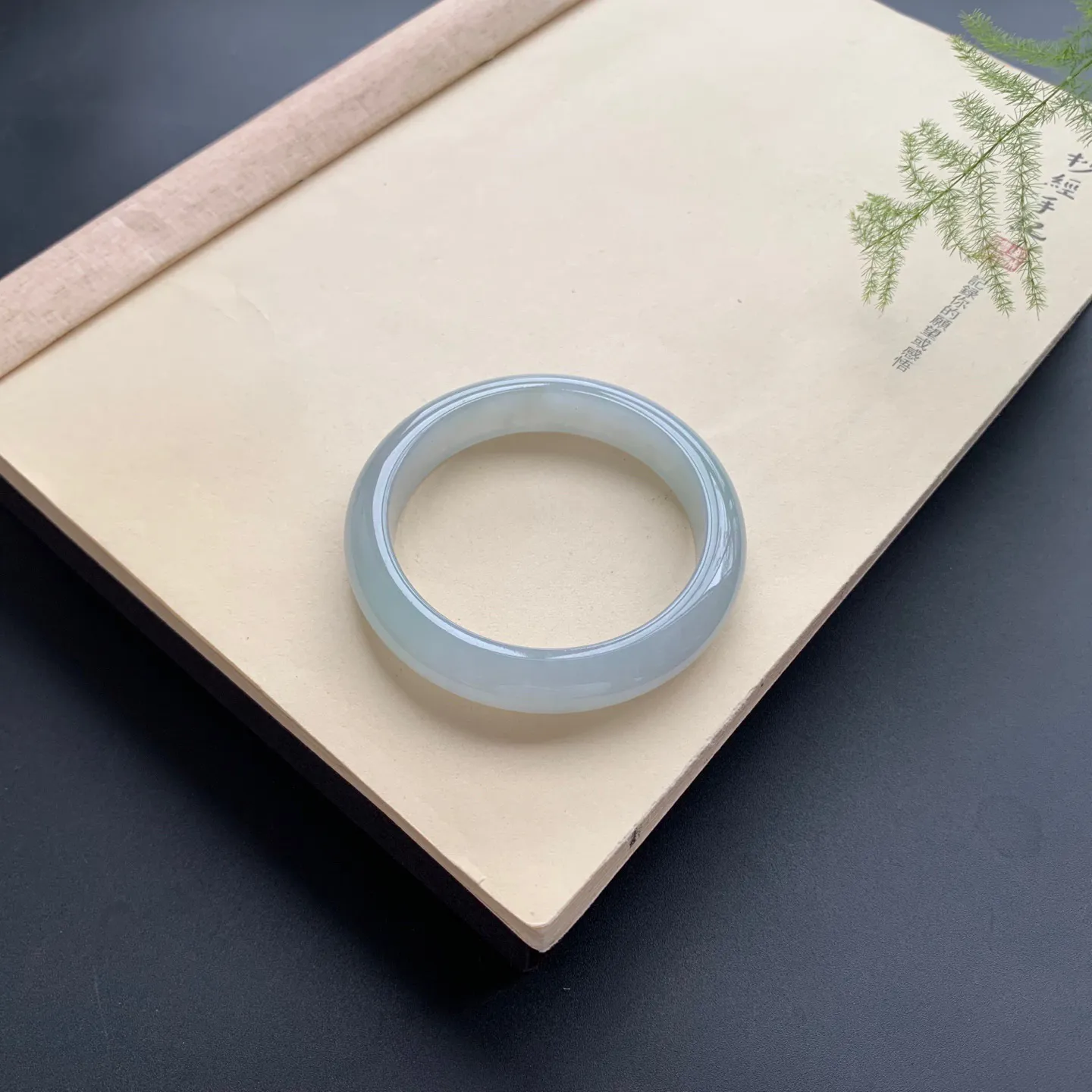 56.5圈口冰底色正圈手镯 尺寸：56.5-12.5-8.2，无纹裂，细腻起胶，清爽干净