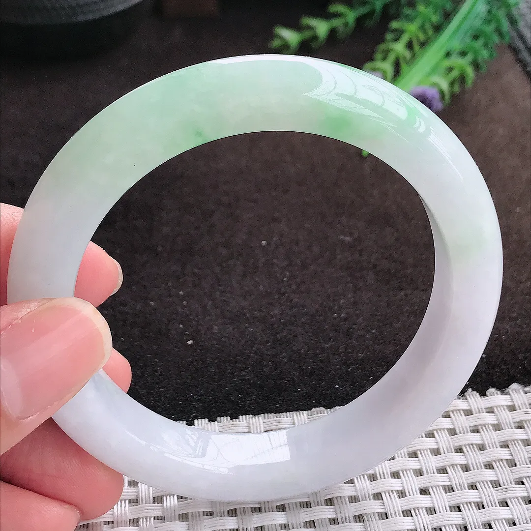 自然光57.8/11.4/9.8老坑精美温润飘绿手镯宽边翡翠玉镯美人镯