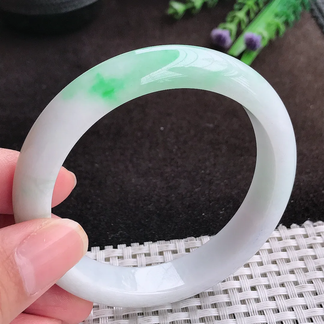 自然光58/12.7/8.6老坑温润飘绿手镯宽边翡翠玉镯美人镯