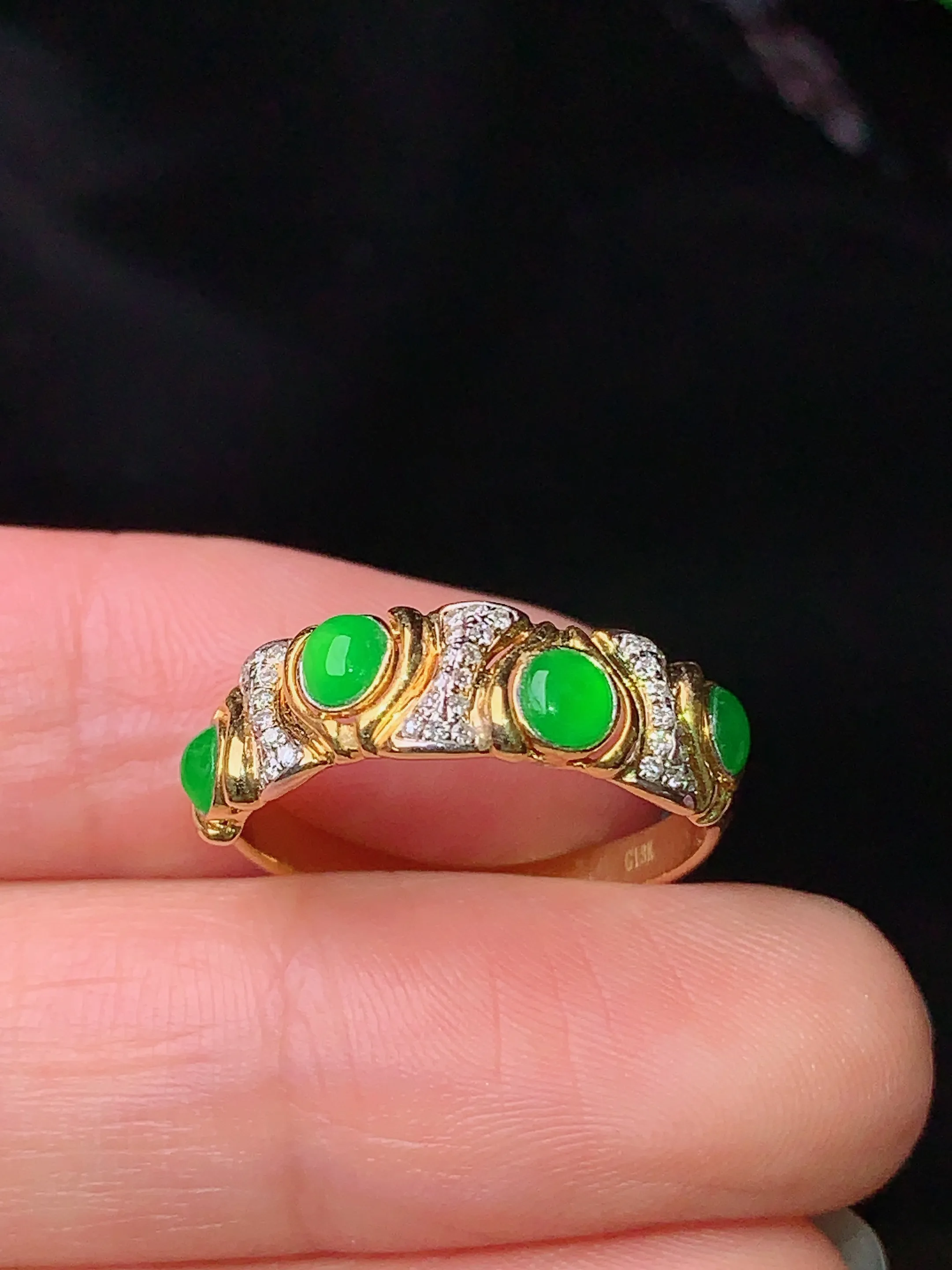 18k金钻镶嵌翠绿蛋面戒指 玉质细腻 色泽清新艳丽 圈14 整体尺寸3.2*2