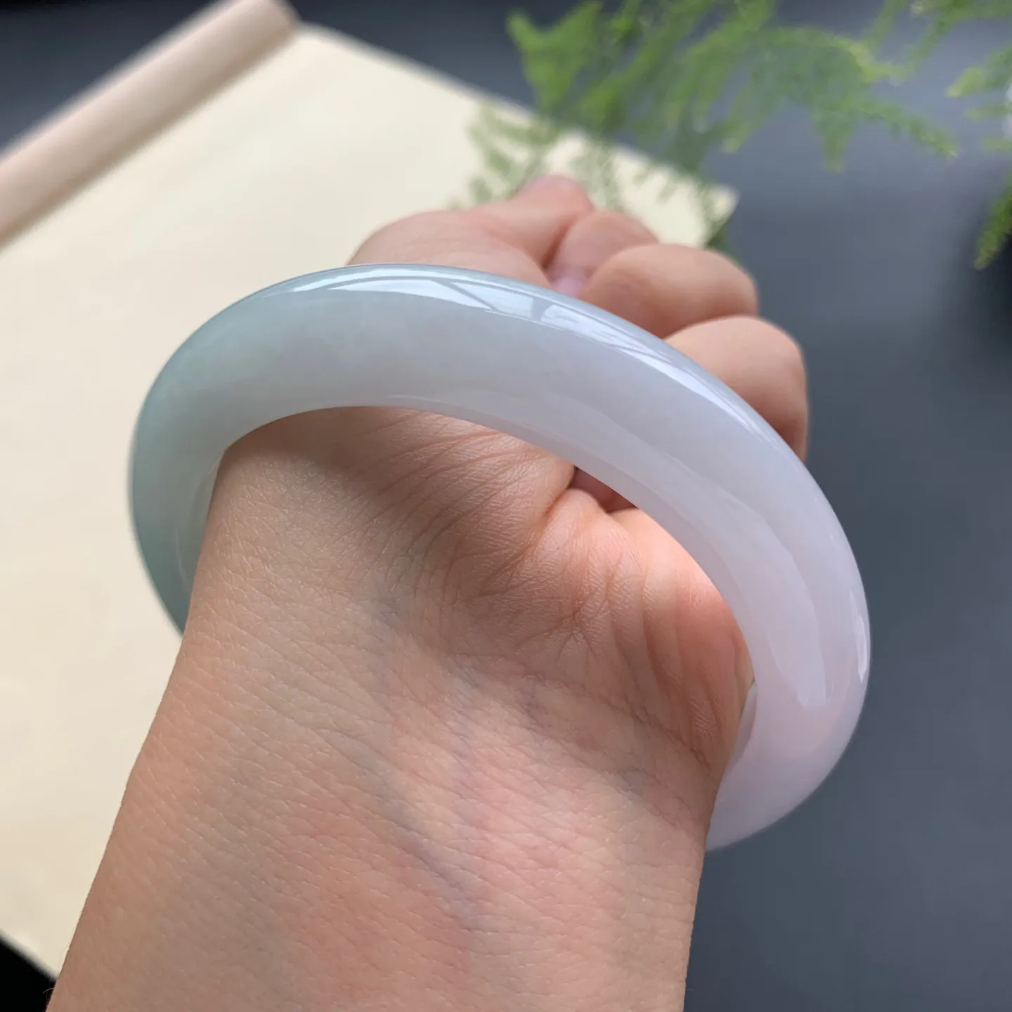 57圈口底色正圈手镯 尺寸：57-12.2-9.2，无纹裂，细腻釉洁，清爽干净