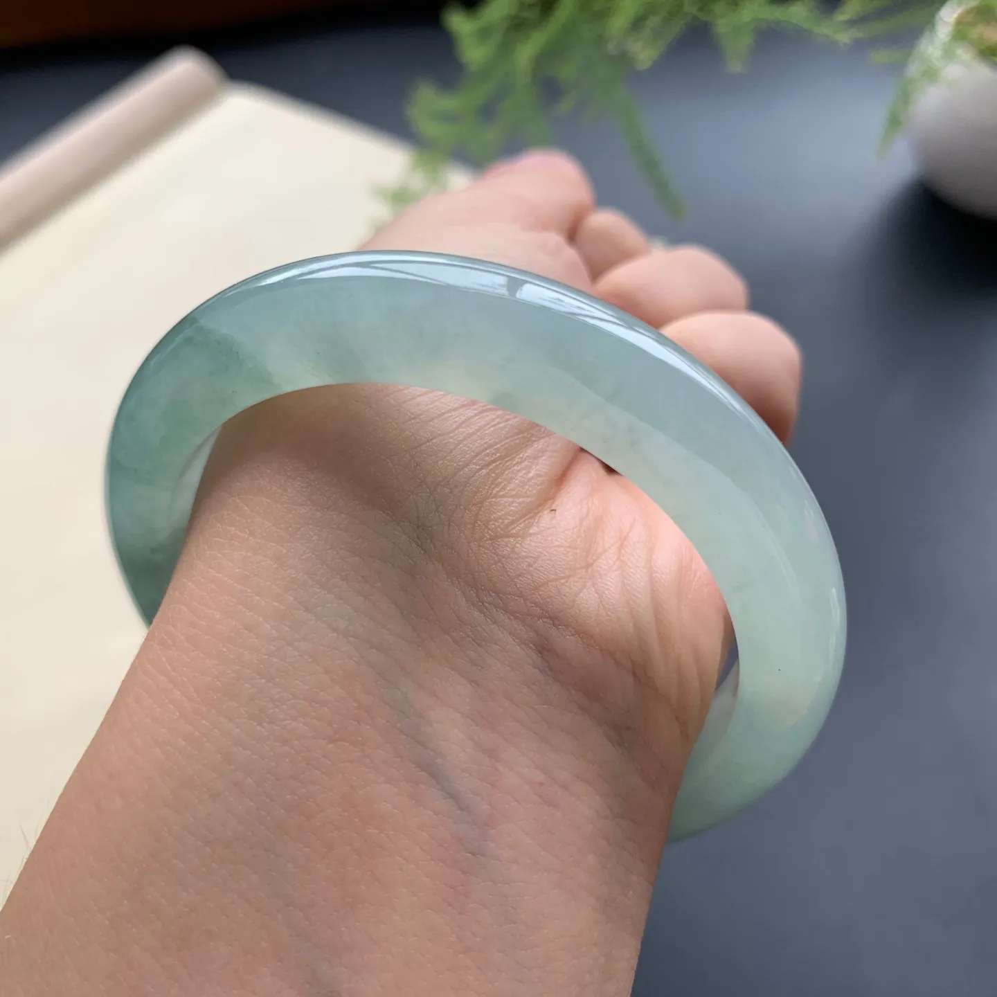 53.5圈口冰油绿正圈手镯 尺寸：53.5-19.5-8.5，无纹裂，水润起胶，色泽亮丽