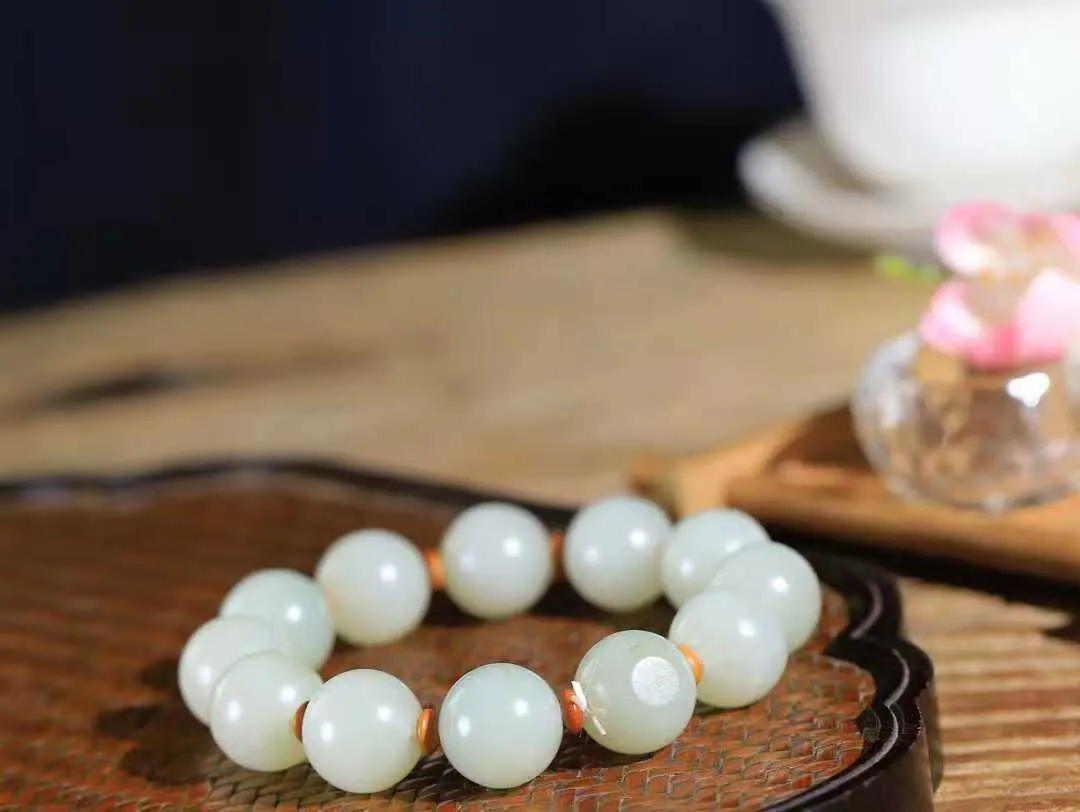 【籽.珠圆玉润.手串】

新疆和田籽料珠圆玉润手串 玉质温润细腻  整串打磨圆润，佩戴舒适。珠珠落玉盘，间关莺语花底滑，一生美好时光，无论身在何处，都有它相伴相守。事事顺遂，幸福美满，吉祥如意。重72.8克 尺寸取一15.8mm  FDA-221083133