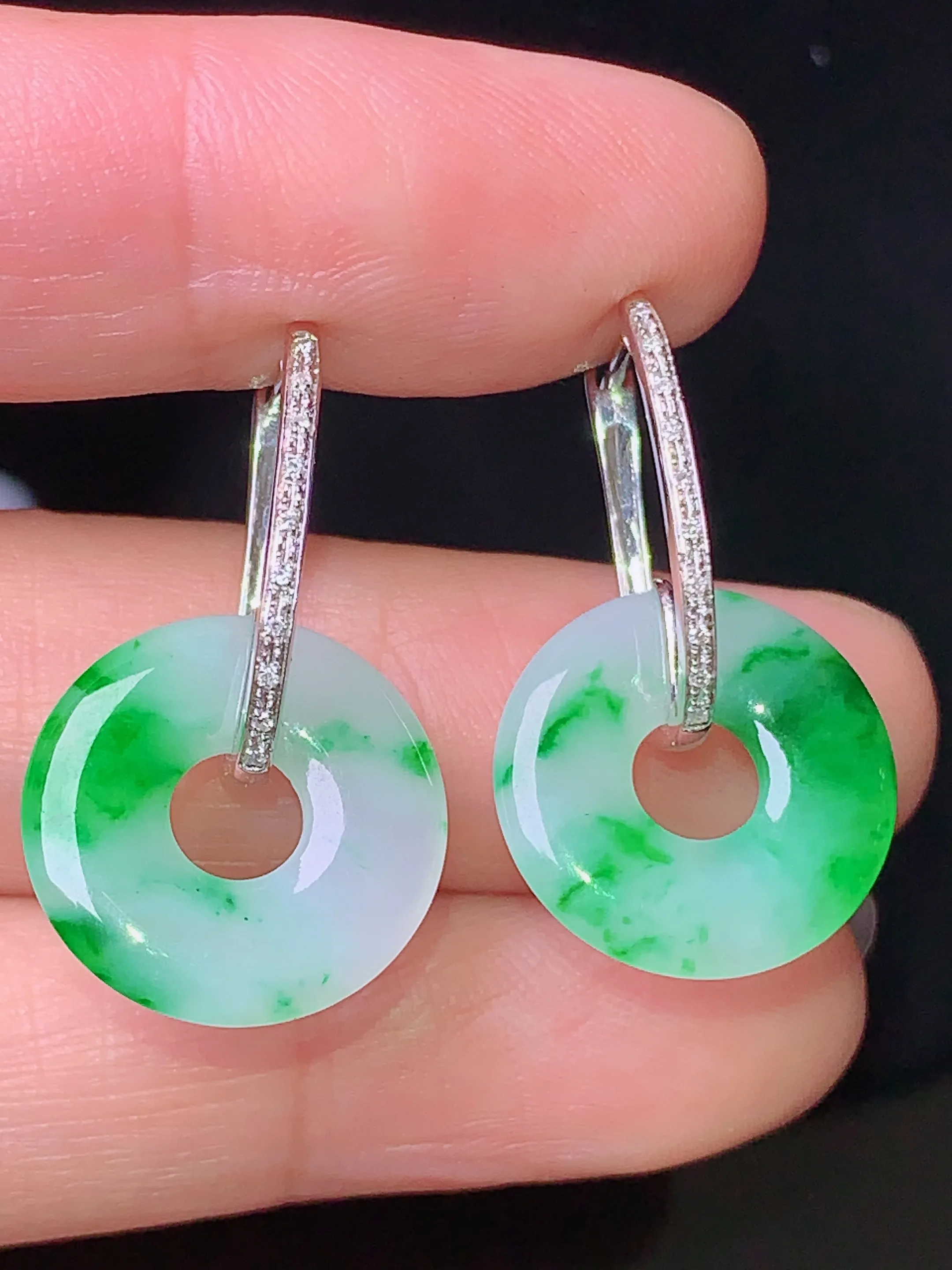 18k金钻镶嵌飘绿平安环耳钉 玉质细腻 色泽清新艳丽 整体尺寸27.5*15.6*2.2
