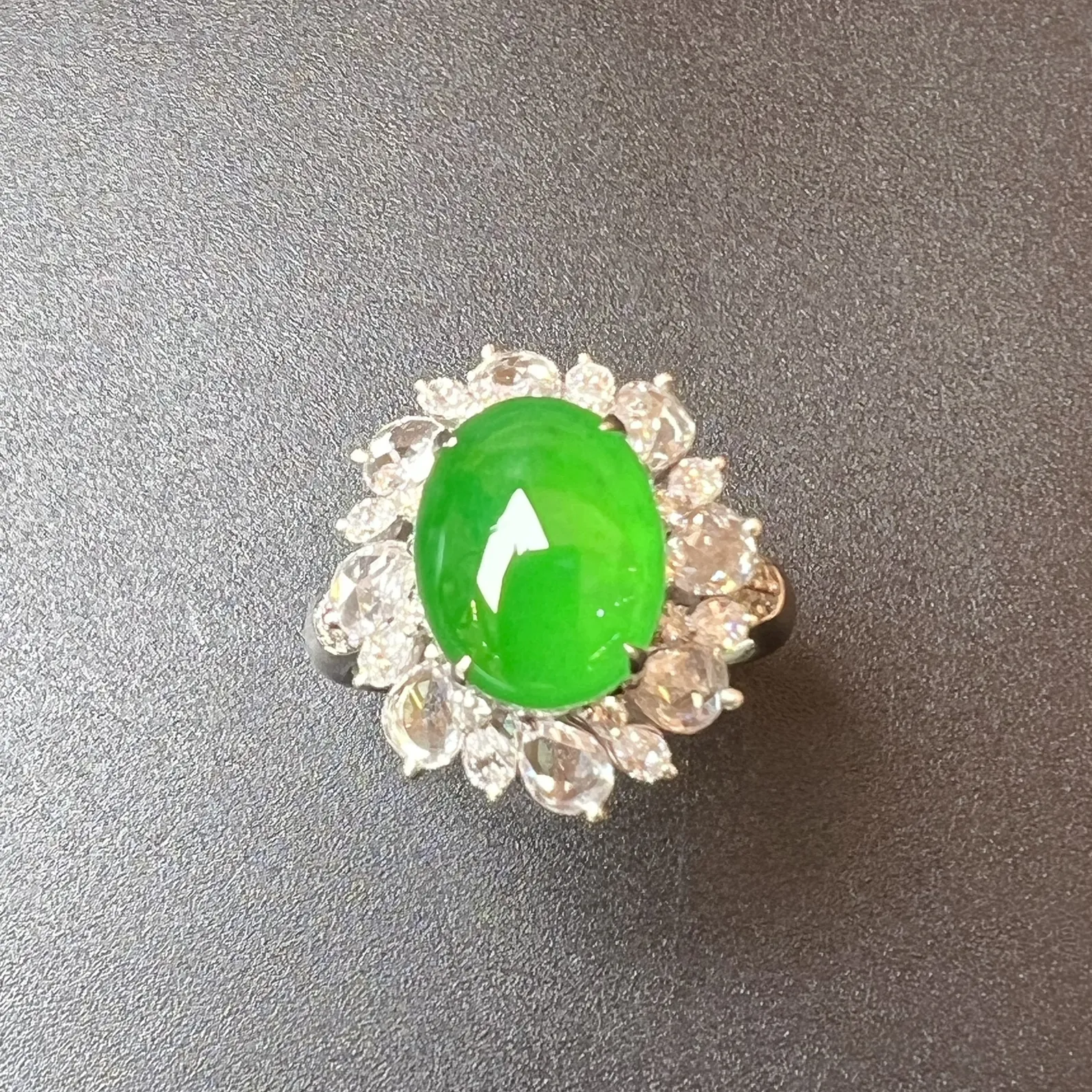 满绿戒指种色俱佳，质量杠杠滴，整体尺寸18.8*16.9*11.7 裸石尺寸11.4*9*4.5