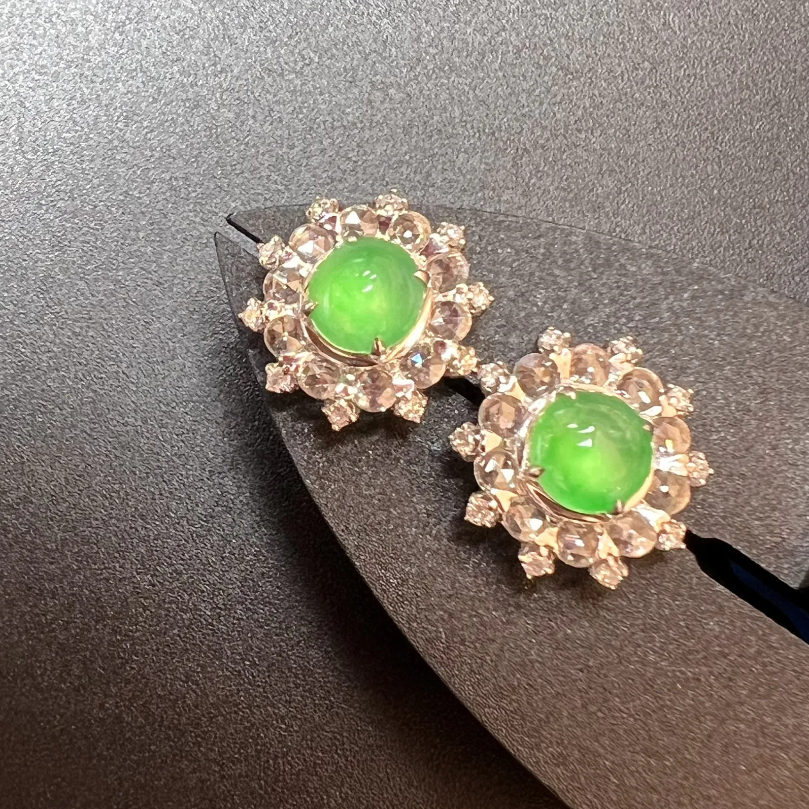 阳绿耳钉种好起光，整体尺寸12.9*6.7 祼石尺寸6*3