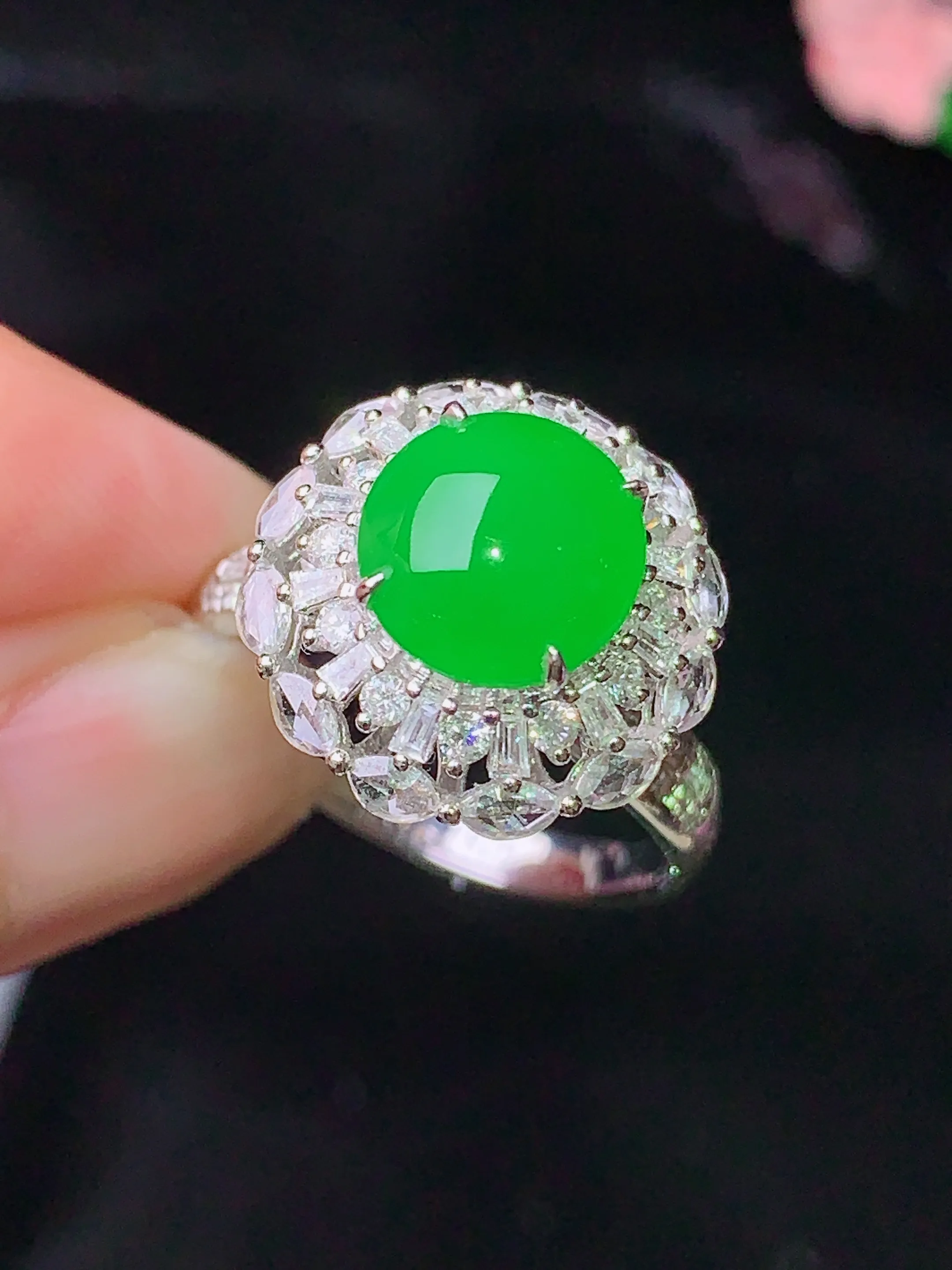 18k金钻镶嵌满绿蛋面吊坠 玉质细腻 色泽清新艳丽 圈口13.5 整体尺寸14.8*11