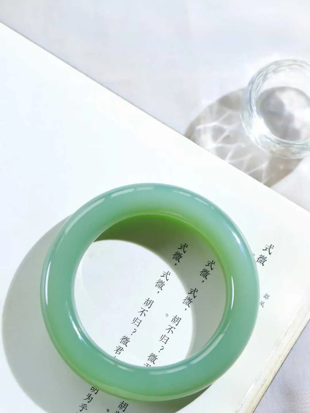 【玉佳人·手镯】

典藏级臻品️和田玉碧玉圆条手镯 ，玉质细腻油润，做工细致精美，端庄素雅，亭亭玉立，芊芊素手。芊芊素手，怎能忘镯？秀美圆条，更显婀娜。内径56mm 尺寸12.7-12.7mm重86.8克691042480A