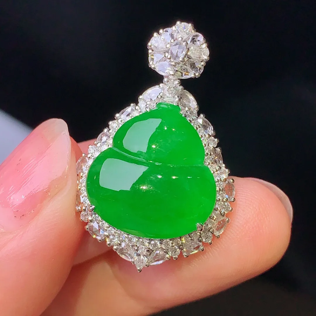 18k金钻镶嵌满绿葫芦吊坠 玉质细腻 色泽艳丽 厚身饱满 整体尺寸29.5*19.3*12.2