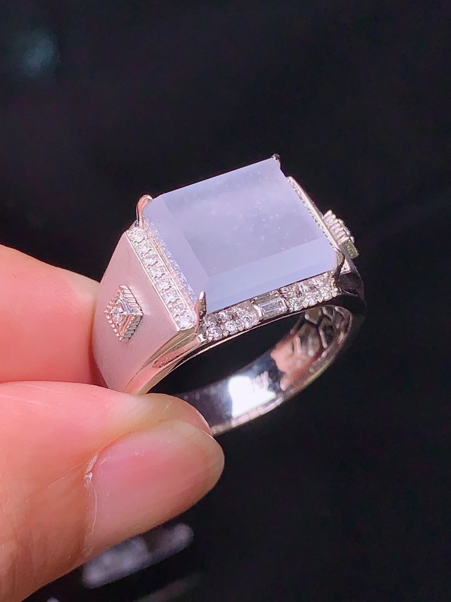 18k金钻镶嵌冰种马鞍戒指 玉质细腻 色泽清新艳丽 圈口20.5 裸石尺寸10*11*3