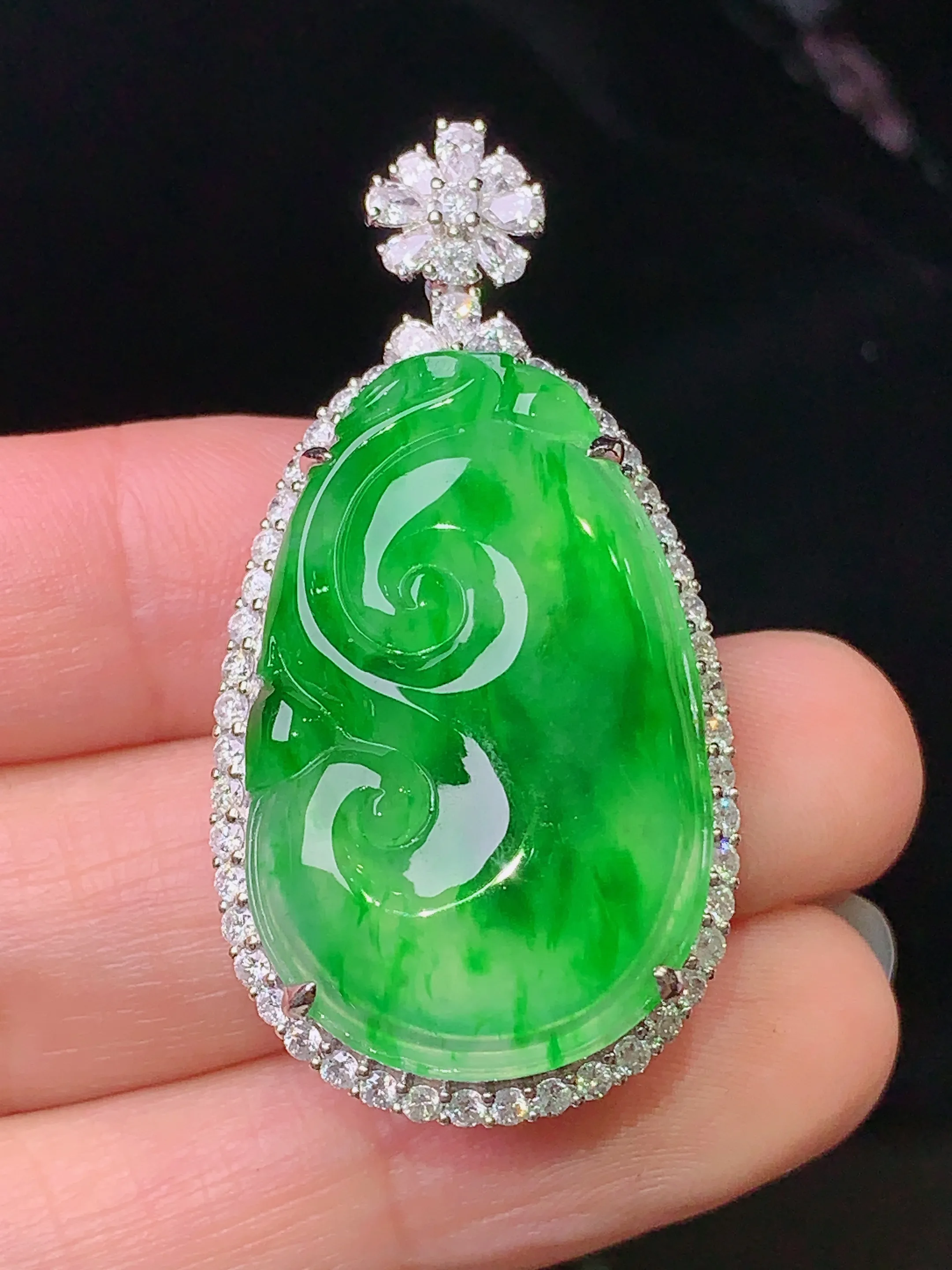 18k金钻镶嵌翠绿如意吊坠 玉质细腻 色泽清新艳丽 整体尺寸42.6*21.8*10.5