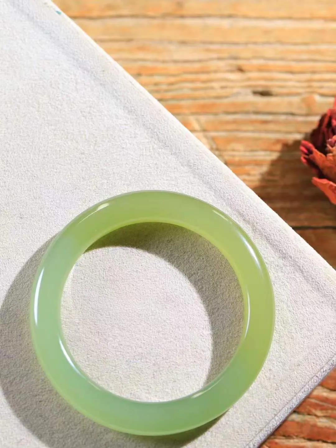 【晴水相伴.镯】

精品️和田玉晴水手镯，以其淡雅的晴水色调，成为腕间的一抹亮色。玉质细腻，触感温润，佩戴它，感受玉石的温度与自然的灵性，让每一天都充满诗意与美好。重44克  尺寸56-8.8-9.7mm   751073154L