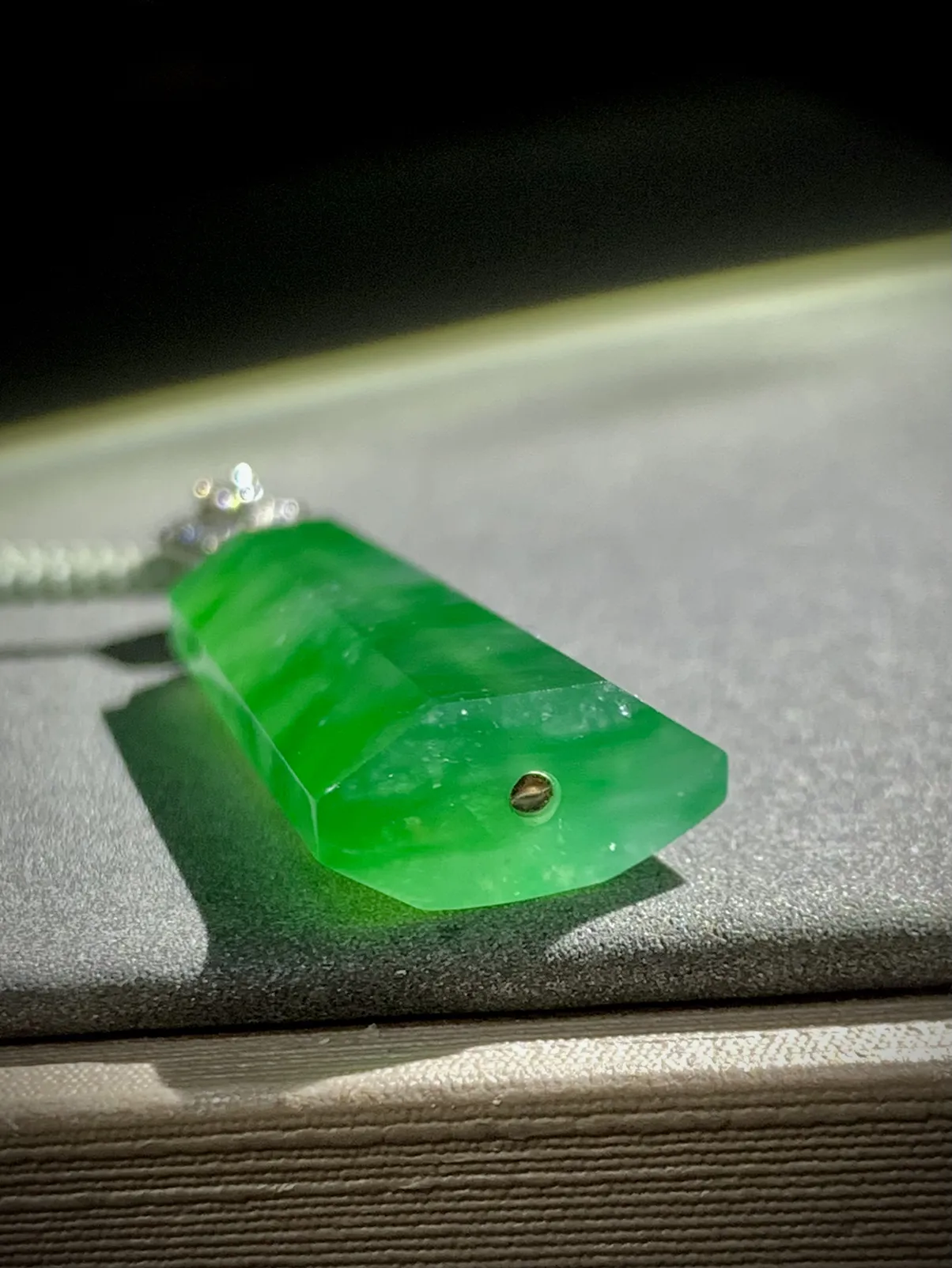 如意平安无事牌八面棱柱，
裸石32.6-12.5-6.5mm，
18K金，南非钻，