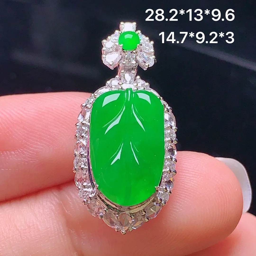18k金钻搭配小绿蛋面镶嵌阳绿树叶吊坠 事业有成 整体尺寸28.2*13*9.6