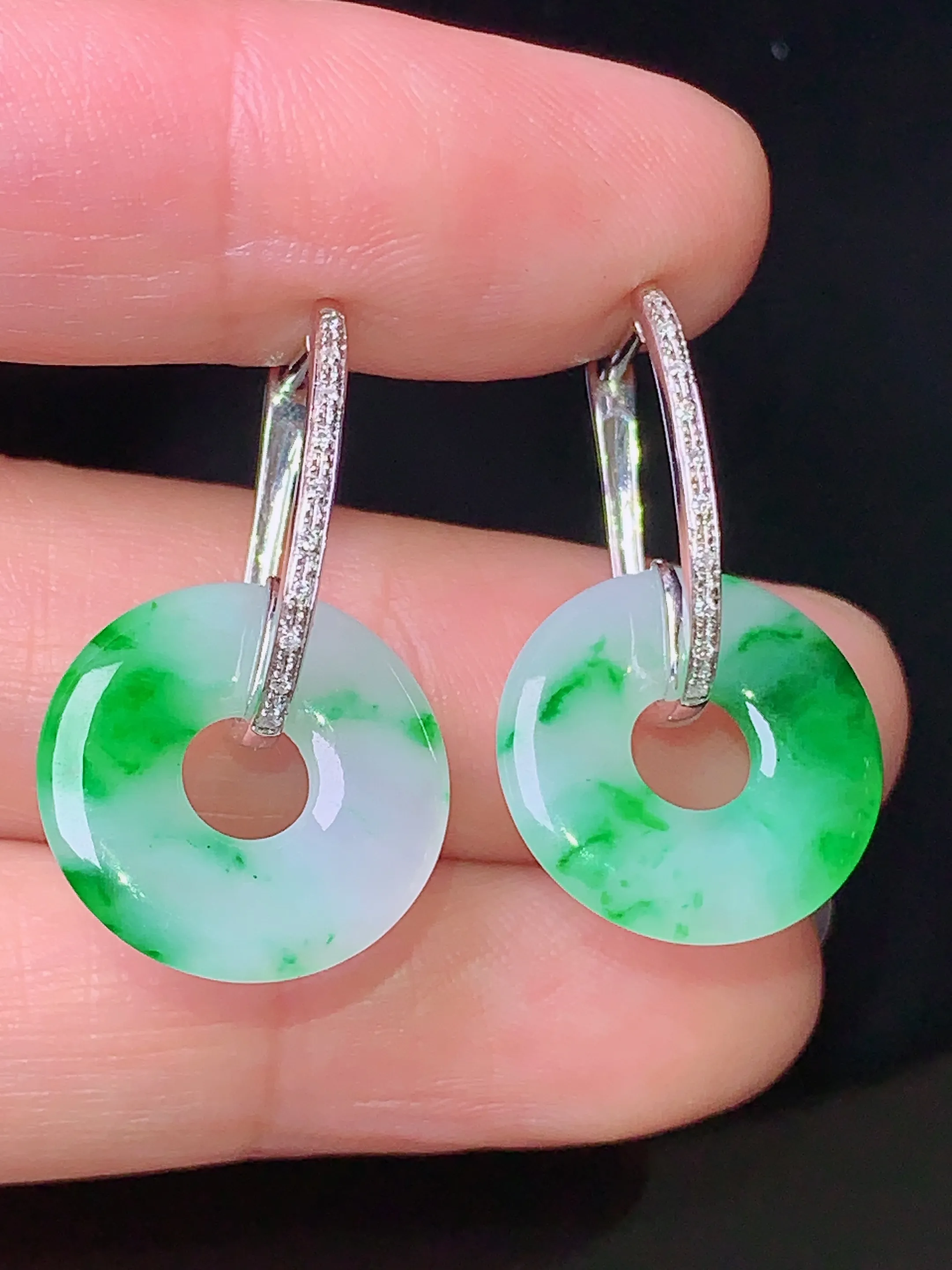 18k金钻镶嵌飘绿平安环耳钉 玉质细腻 色泽清新艳丽 整体尺寸27.5*15.6*2.2