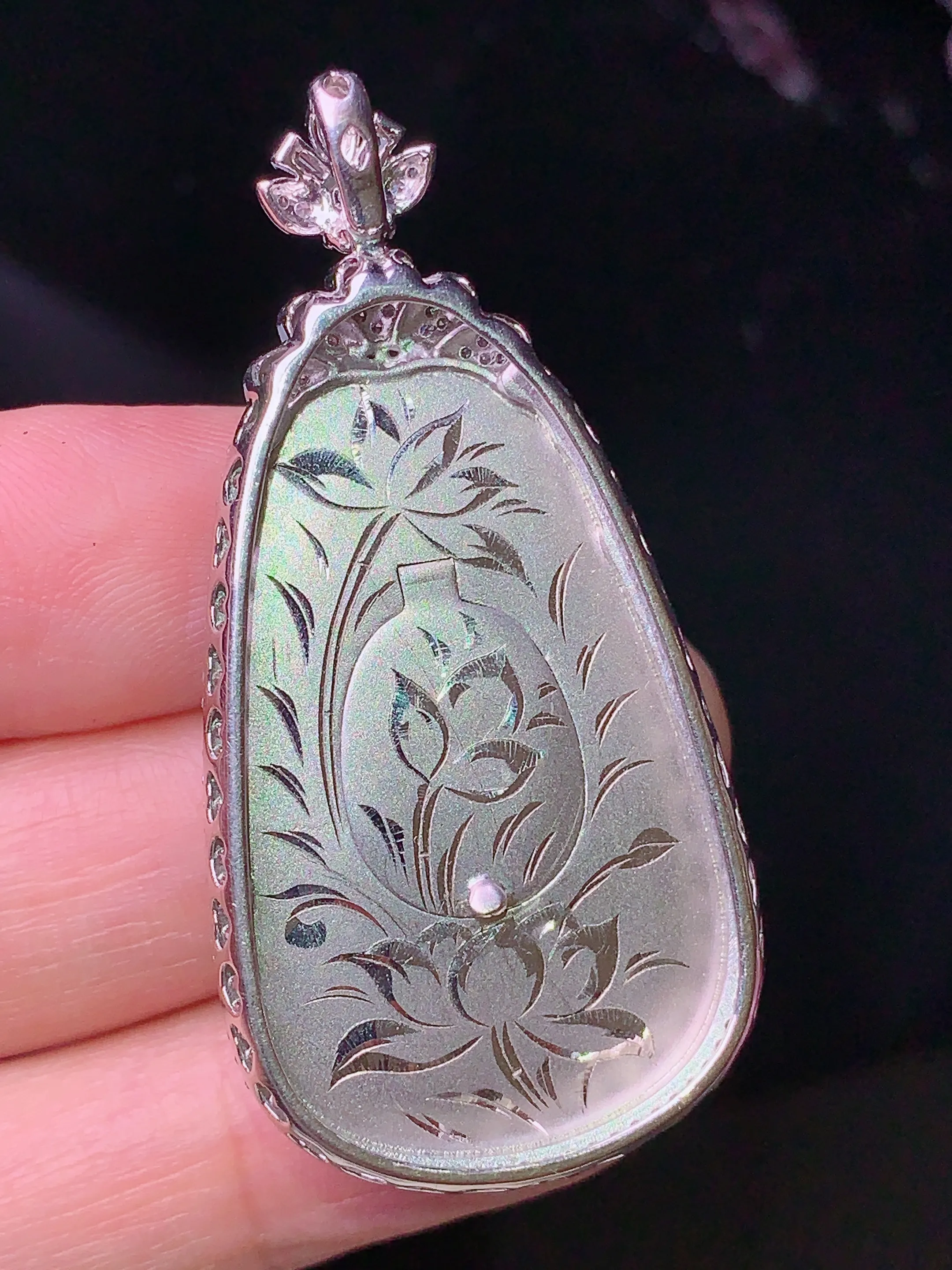 18k金钻镶嵌翠绿如意吊坠 玉质细腻 色泽清新艳丽 整体尺寸48.1*23.8*7.2