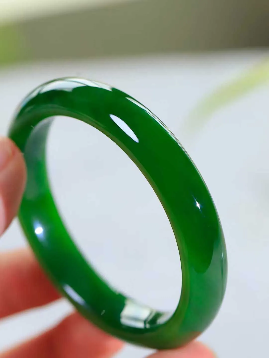 【诗情画意.手镯】

收藏级臻品️️和田玉碧玉手镯   细腻油脂,手感润滑。意韵飘渺，温雅细腻，工艺精湛，️氤氲诗意的美跃然于手腕之间，给人以出尘的风雅，优美脱俗，气质非凡。重45.5克 内径54.5mm尺寸12-8mm  221032400A