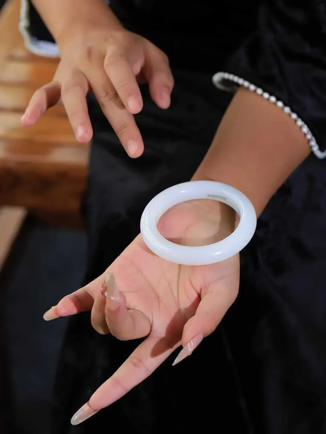 [温润如玉.手镯]

收藏级️和田玉白玉手镯。玉质温润细腻 油性十足 手感舒适，高华雅逸，线条流畅