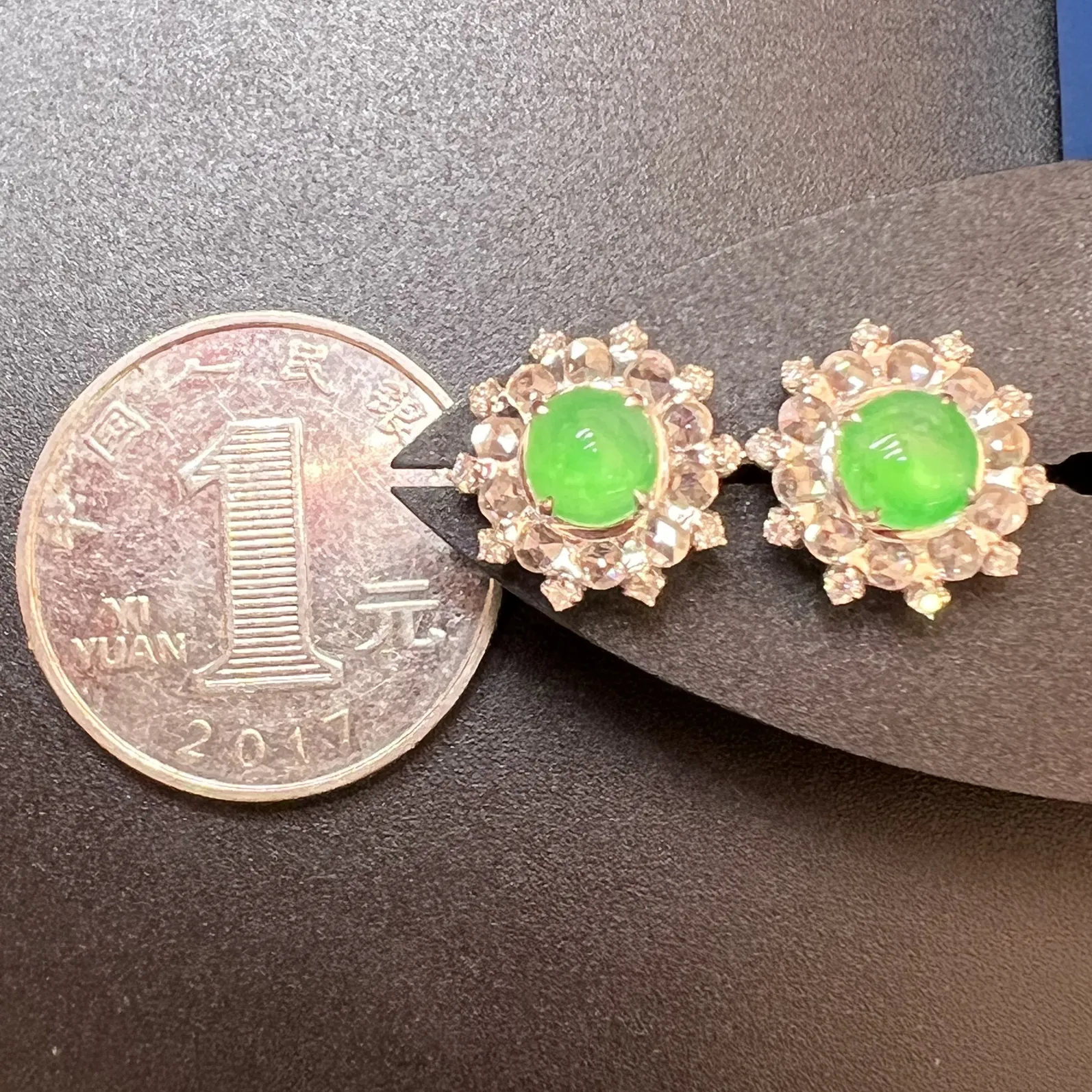 阳绿耳钉种好起光，整体尺寸12.9*6.7 祼石尺寸6*3