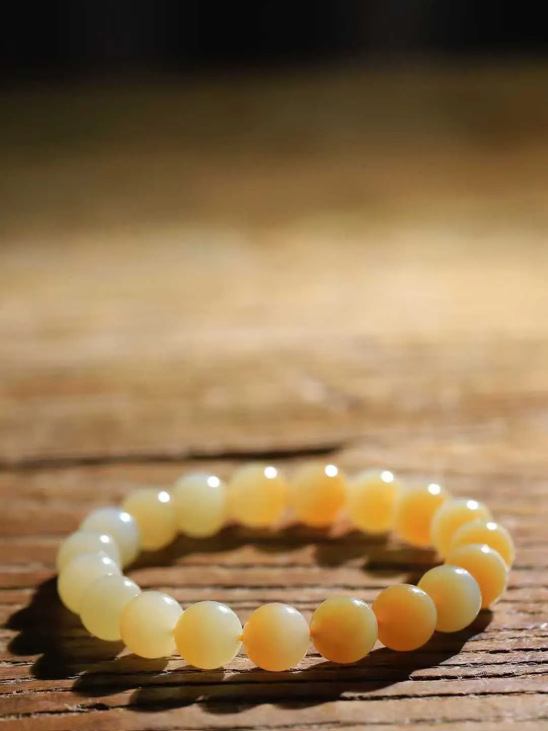 【珠圆玉润.手串】

精品和田玉糖白玉珠圆玉润手串 玉质温润细腻  整串打磨圆润，佩戴舒适。珠珠落玉盘，间关莺语花底滑，一生美好时光，无论身在何处，都有它相伴相守。事事顺遂，幸福美满，吉祥如意。重28.6克 尺寸取一9.9mm  FDA-221043133