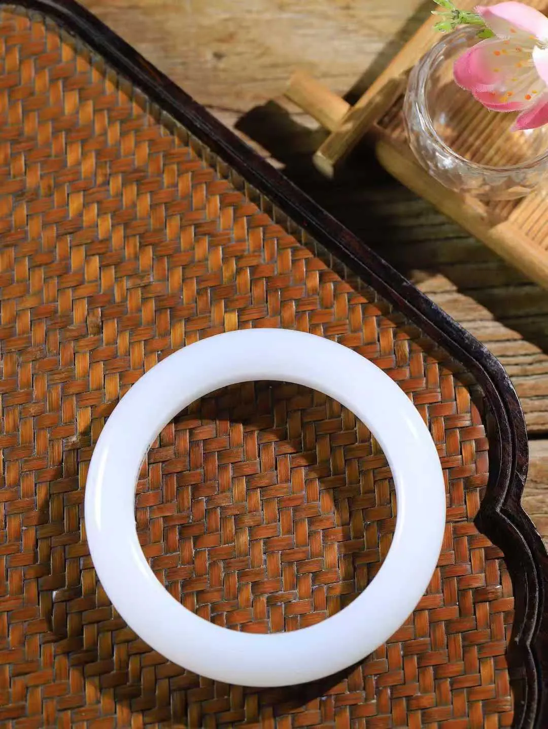 【婉约佳人.手镯】

收藏级️和田玉白玉手镯 玉质温润细腻 油性十足 手感舒适，高华雅逸，线条流畅，简约大气，美自天成，素雅高贵。佩戴于腕间，婉约之美，举手投足间透出那份低调奢华。重62.8克 内径54.5mm  尺寸12-10.3mm   FDA-691082431