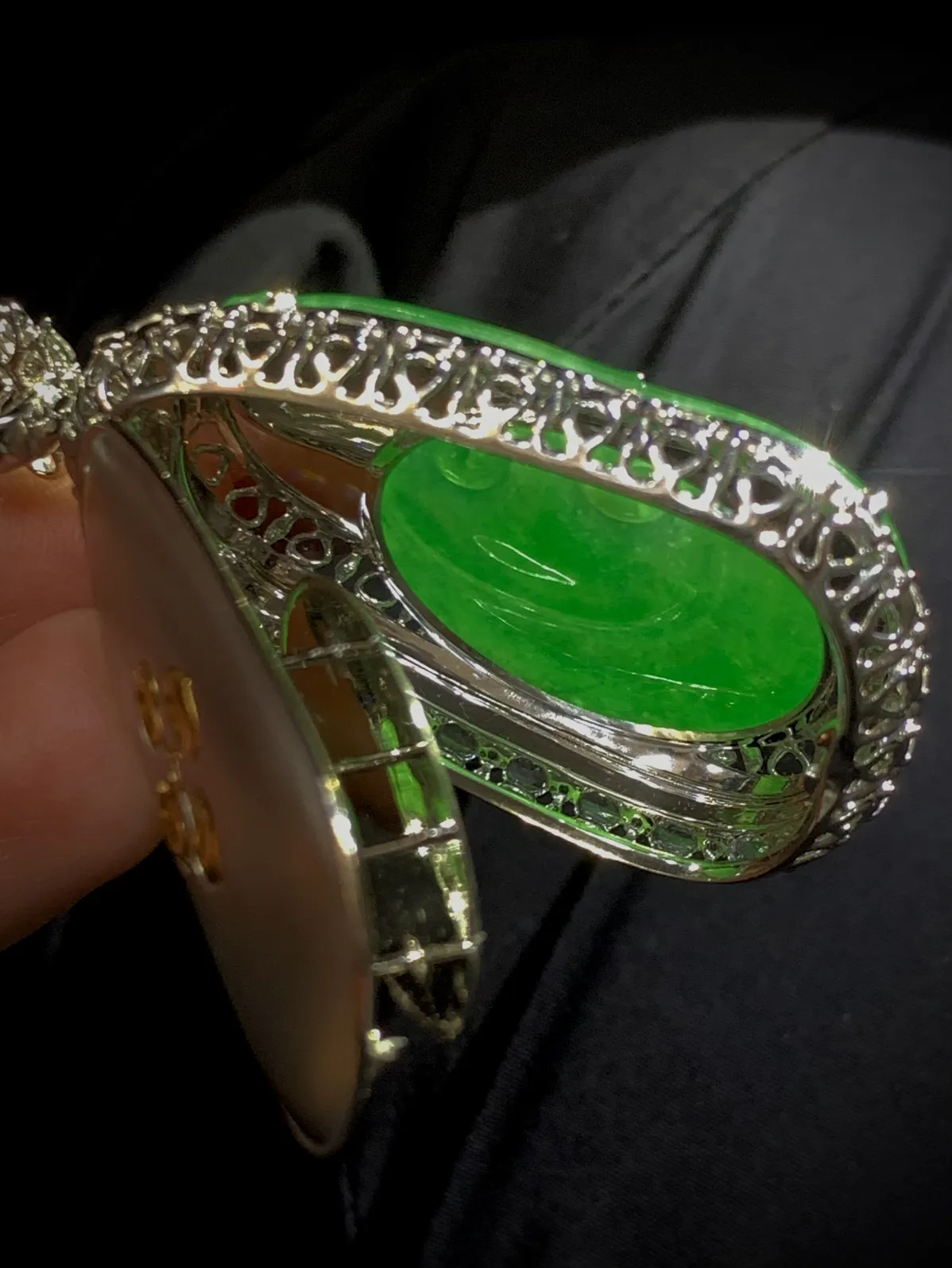 绿如意，裸石43-26-3mm，
整体61-30.2-12.5mm，
18K金，南非钻，