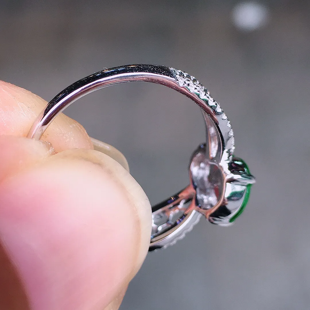 阳绿葫芦戒指，色泽均匀艳丽，玉质细腻，荧光感超
强，饱满圆润，尽显优雅气质，18k
金豪华镶嵌