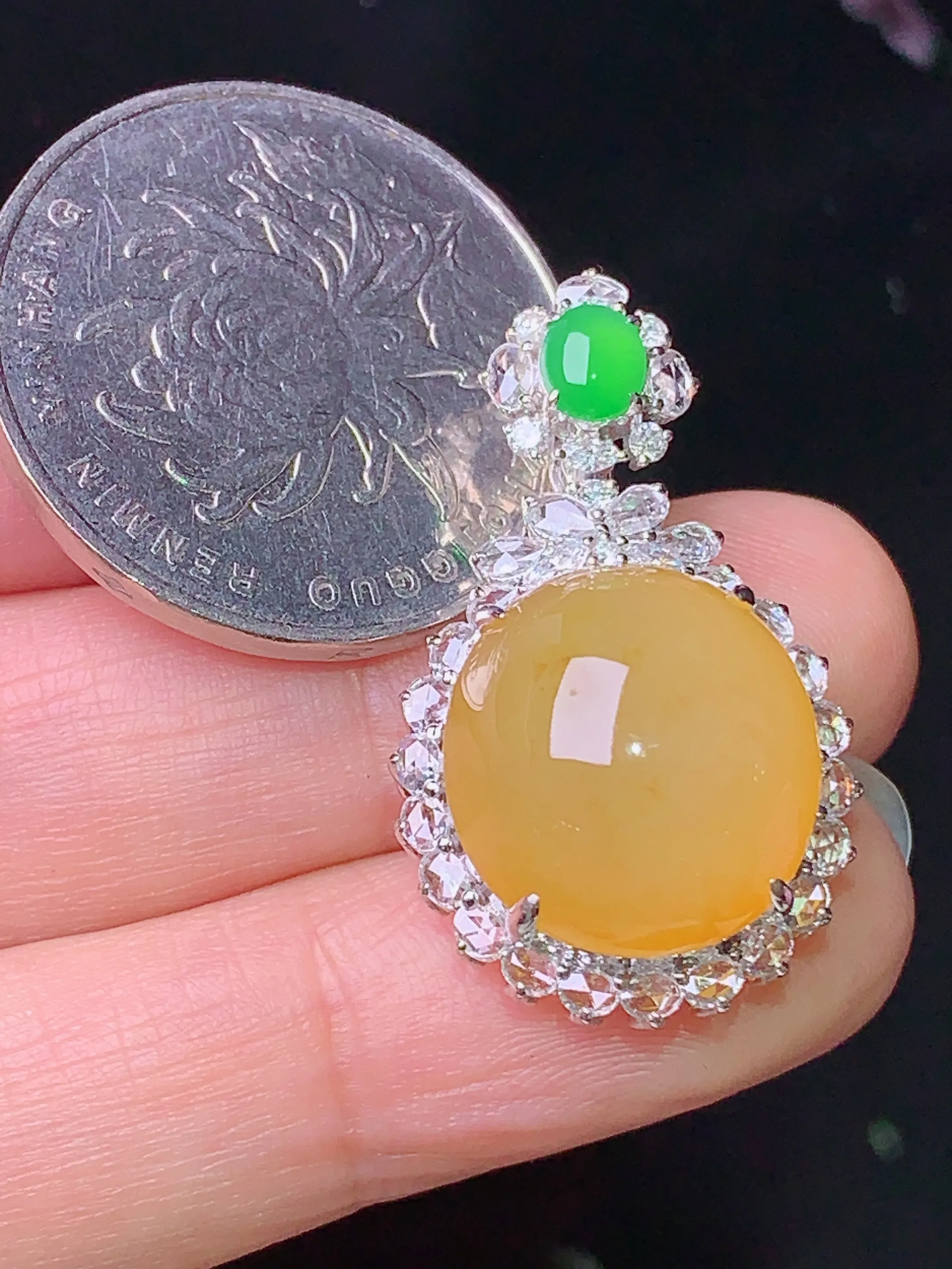 18k金钻镶嵌黄翡蛋面吊坠 玉质细腻 色泽清新艳丽 整体尺寸29.8*17.5*11.5