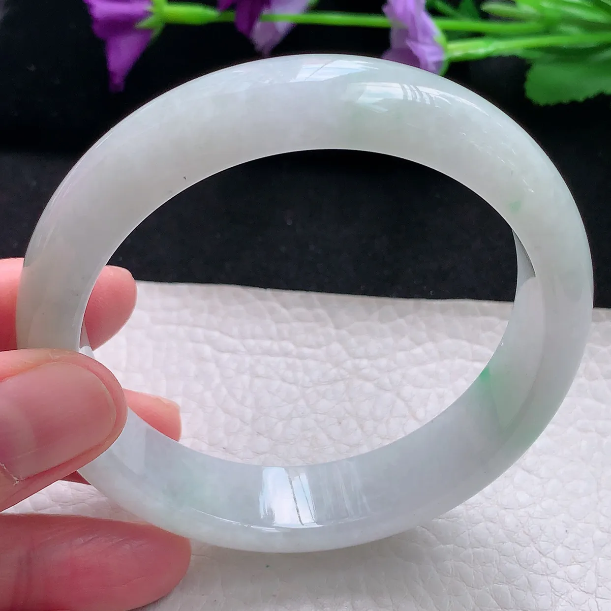 Pj自然光61.5*15*8.2大圈口平安镯 天然缅甸翡翠a货手镯白底飘绿冰透镯子