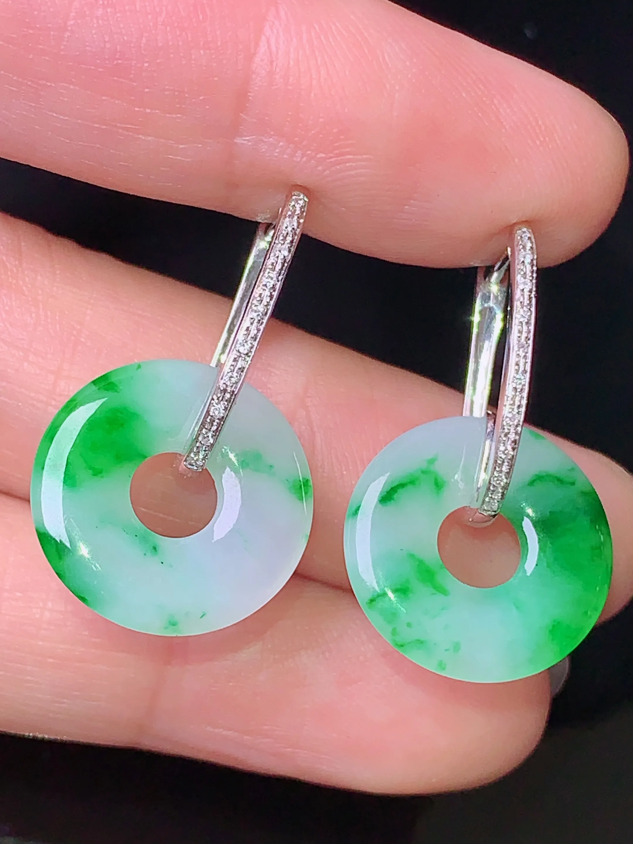 18k金钻镶嵌飘绿平安环耳钉 玉质细腻 色泽清新艳丽 整体尺寸27.5*15.6*2.2
