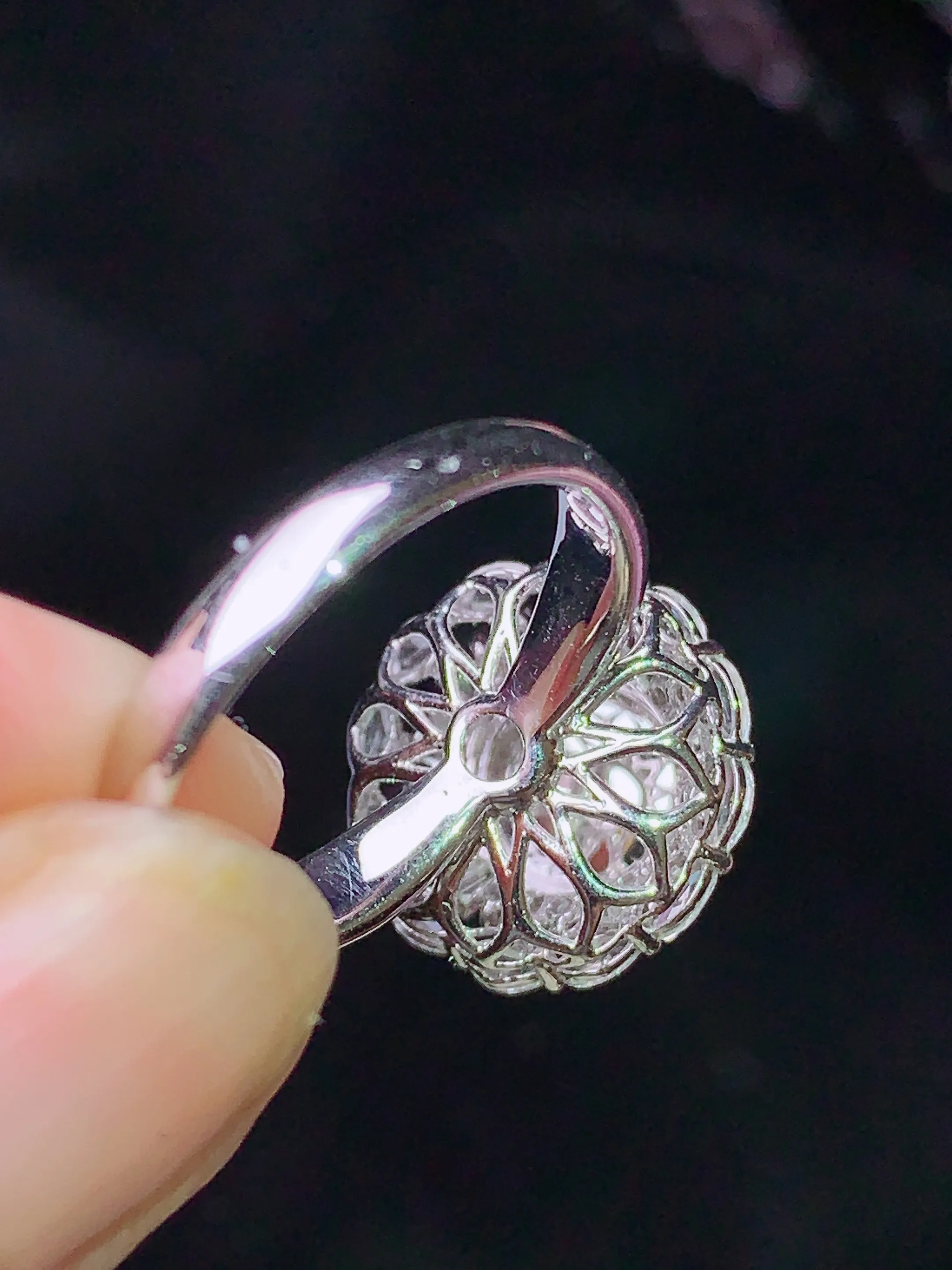 18k金钻镶嵌满绿蛋面吊坠 玉质细腻 色泽清新艳丽 圈口13.5 整体尺寸14.8*11