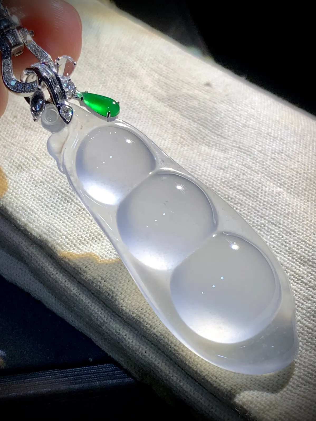 白冰豆子，裸石约52-20-9.2mm。
18K金，南非钻，翡翠绿水滴，不配图链