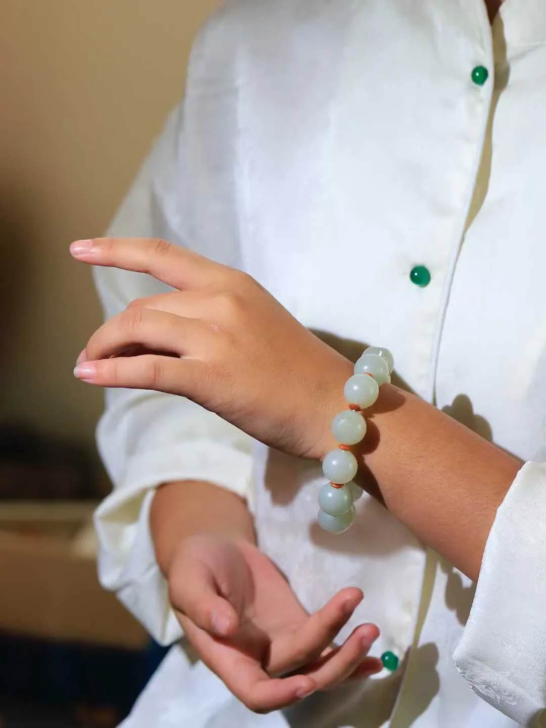 【籽.珠圆玉润.手串】

新疆和田籽料珠圆玉润手串 玉质温润细腻  整串打磨圆润，佩戴舒适。珠珠落玉