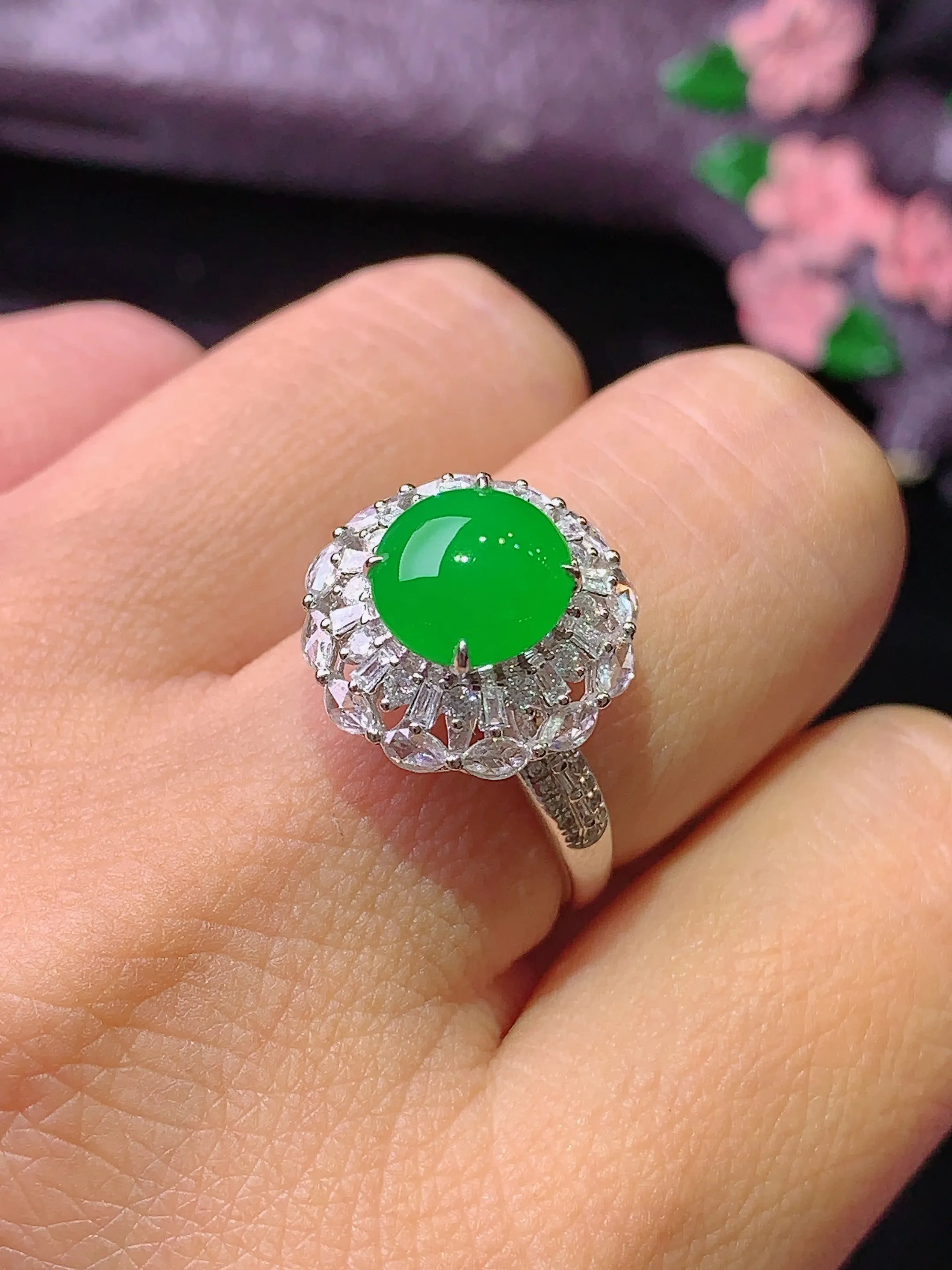 18k金钻镶嵌满绿蛋面吊坠 玉质细腻 色泽清新艳丽 圈口13.5 整体尺寸14.8*11