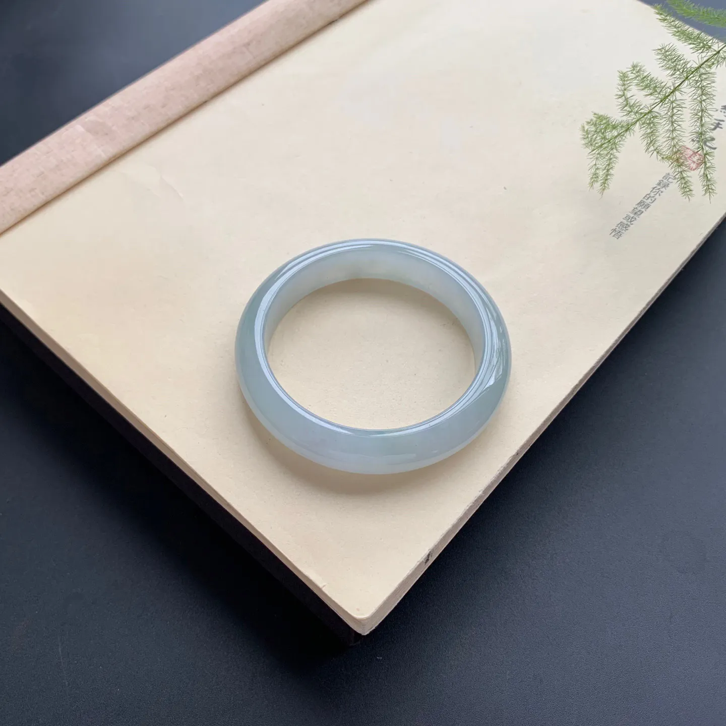 56.5圈口冰底色正圈手镯 尺寸：56.5-12.5-8.2，无纹裂，细腻起胶，清爽干净