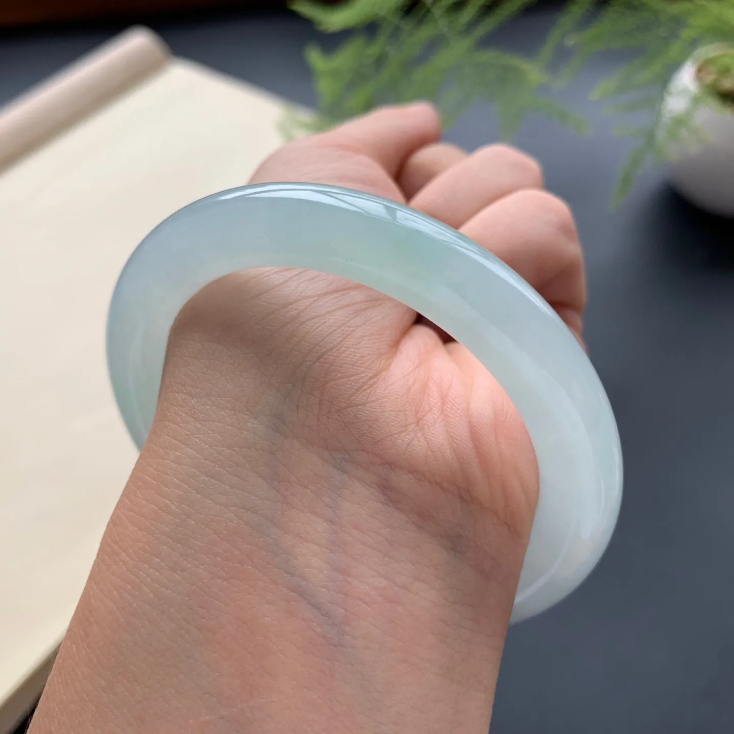 53.6圈口冰晴底圆条手镯 尺寸：53.6-9.2，无纹裂，水润起胶，条形饱满